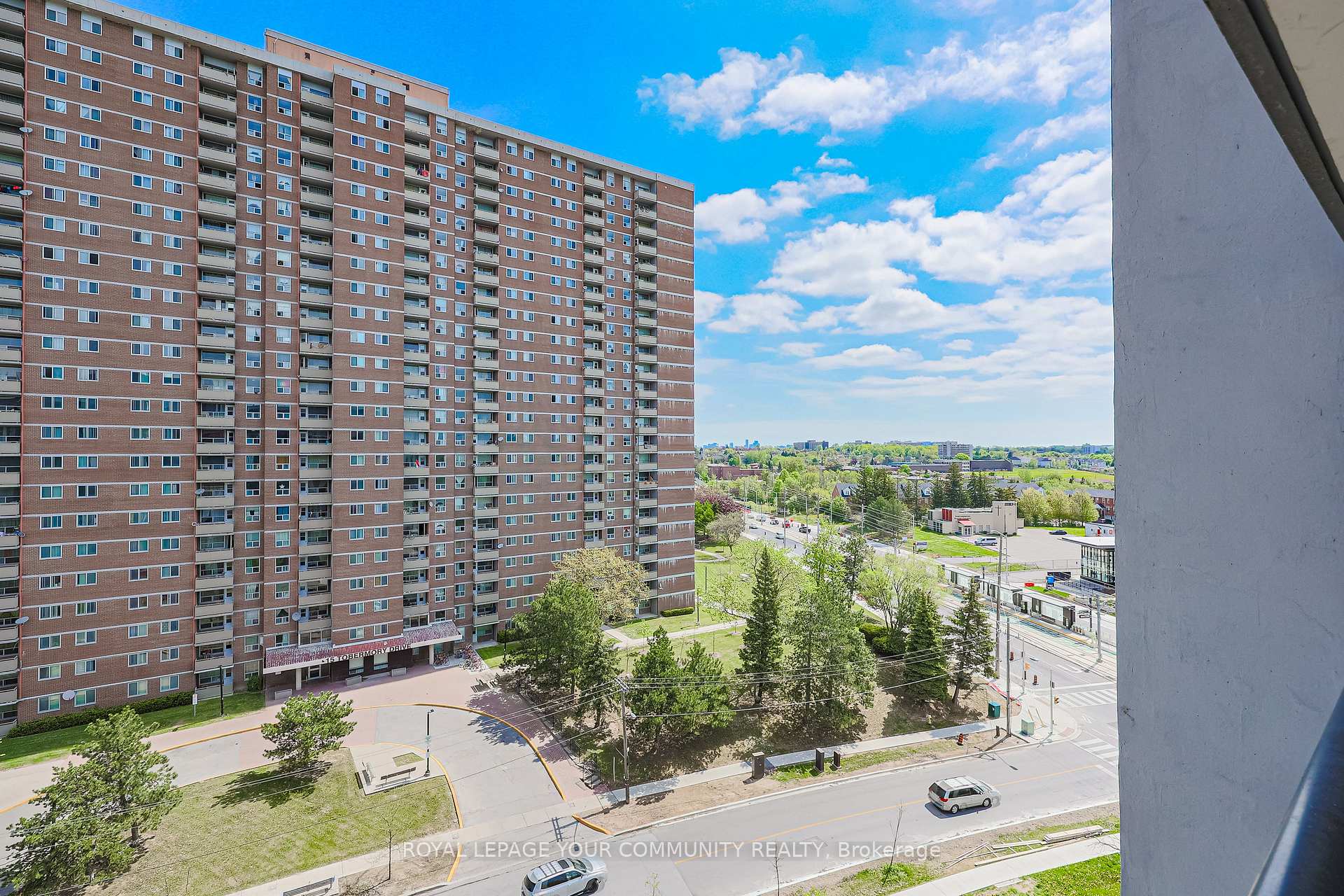 2 Bedrooms Condo at 10 Tobermory, Toronto For sale