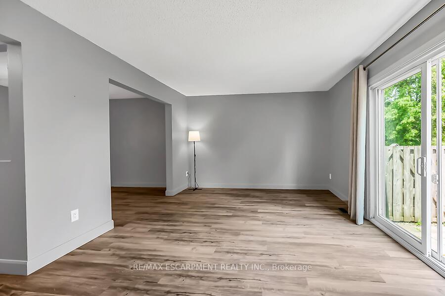 3 Bedrooms Condo at 1115 Paramount, Hamilton For sale