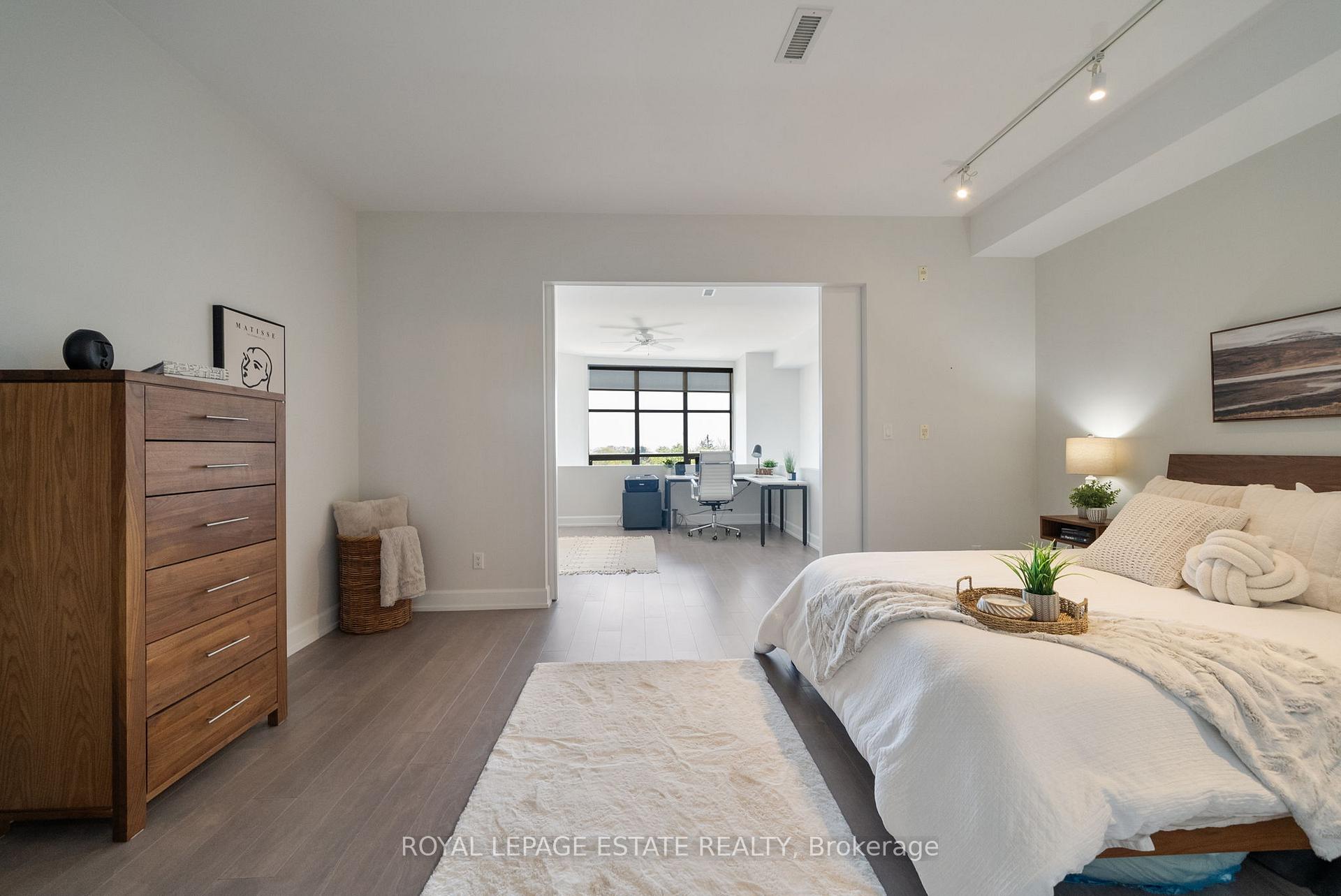 2 Bedrooms Condo at 160 Fallingbrook, Toronto For sale
