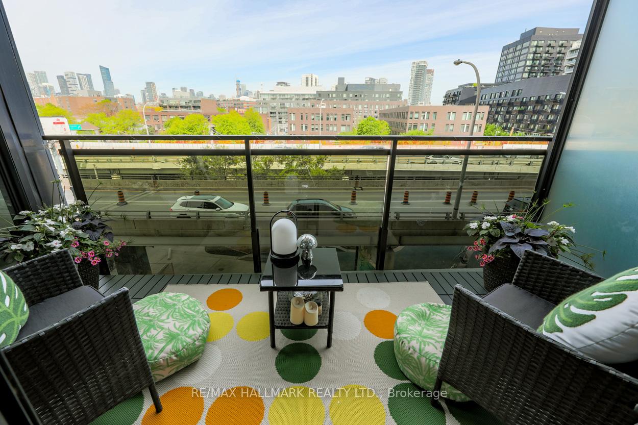 2 Bedrooms Condo at 21 Lawren Harris, Toronto For sale