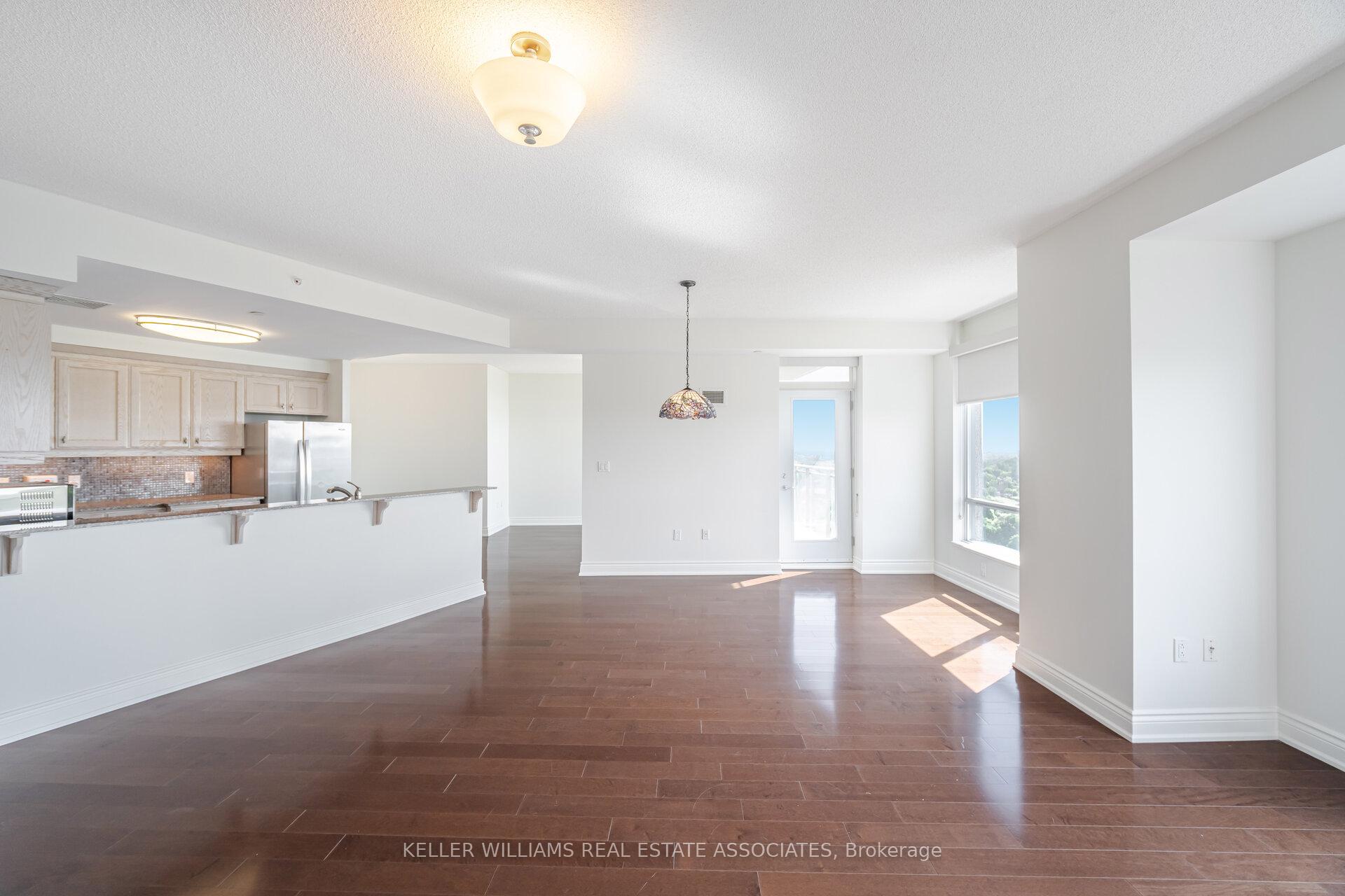 2 Bedrooms Condo at 1665 The Collegeway, Mississauga For sale