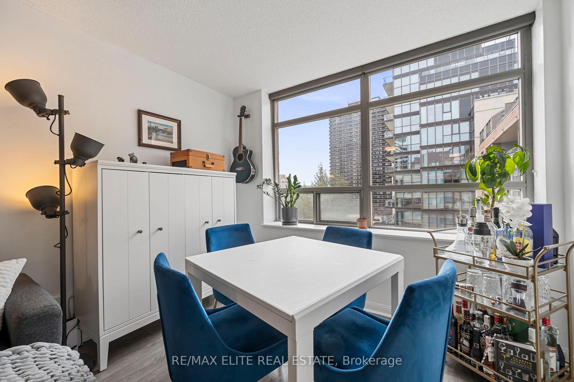 1 Bedroom Condo at 5 Rosehill,  Toronto For sale