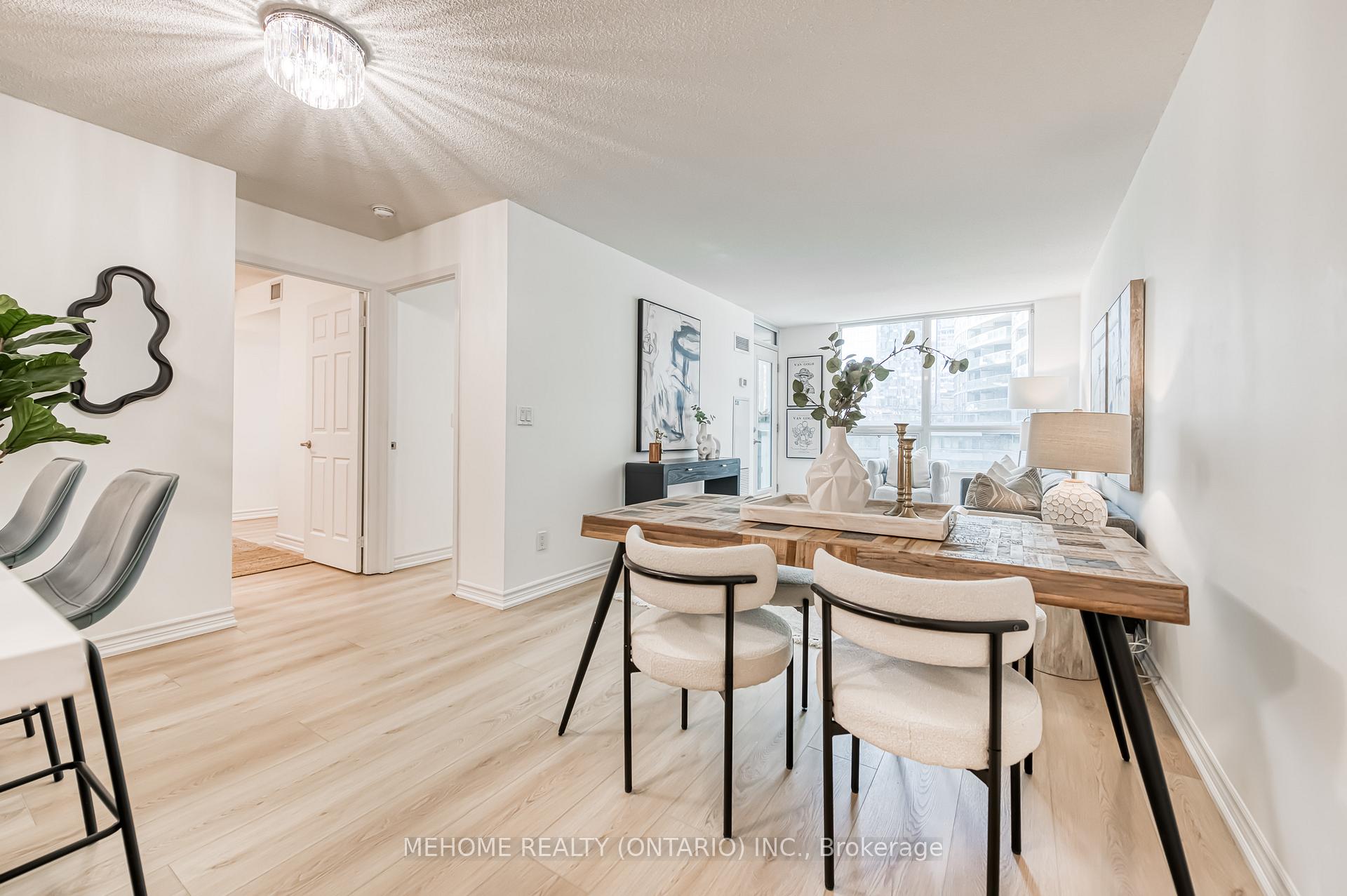 3 Bedrooms Condo at 19 Grand Trunk, Toronto For sale