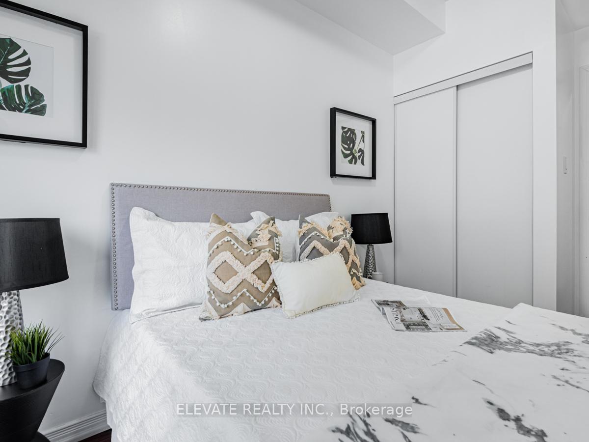 2 Bedrooms Condo at 15 Coneflower, Toronto For sale