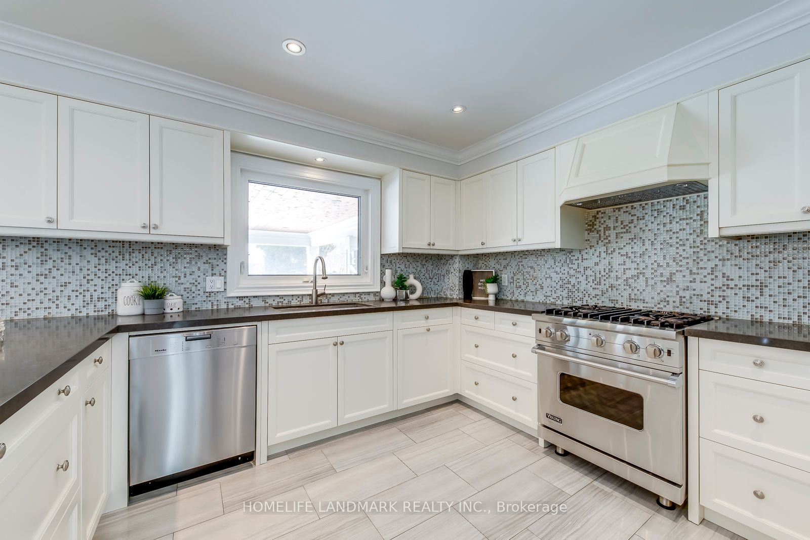 503 BLENHEIM Crescent