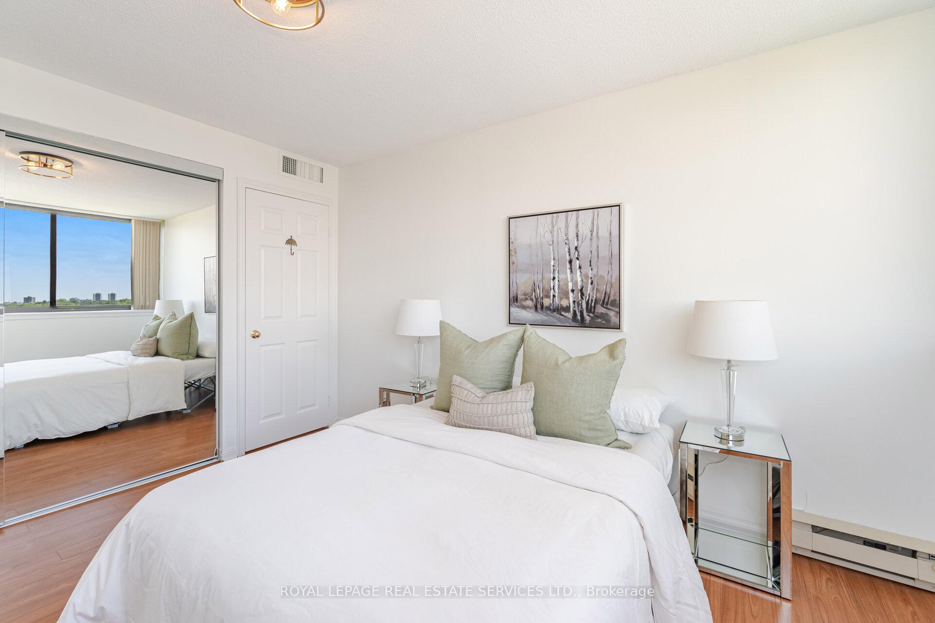 2 Bedrooms Condo at 40 Richview, Toronto For sale