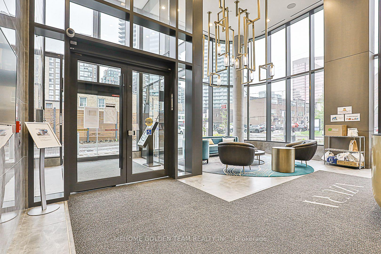 3 Bedrooms Condo at 15 Holmes, Toronto For sale