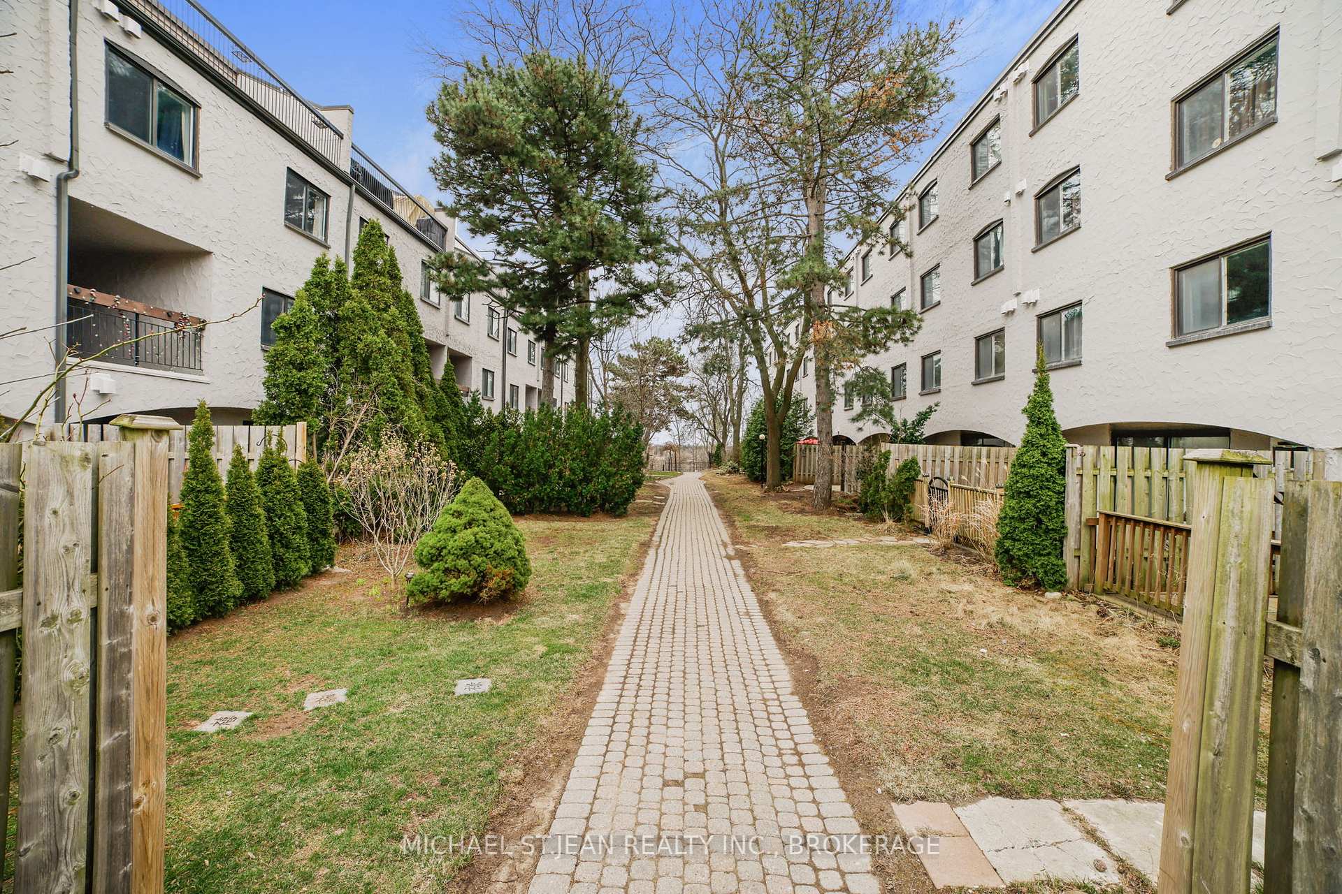 4 Bedrooms Condo at 1016 Falgarwood,  Oakville For sale
