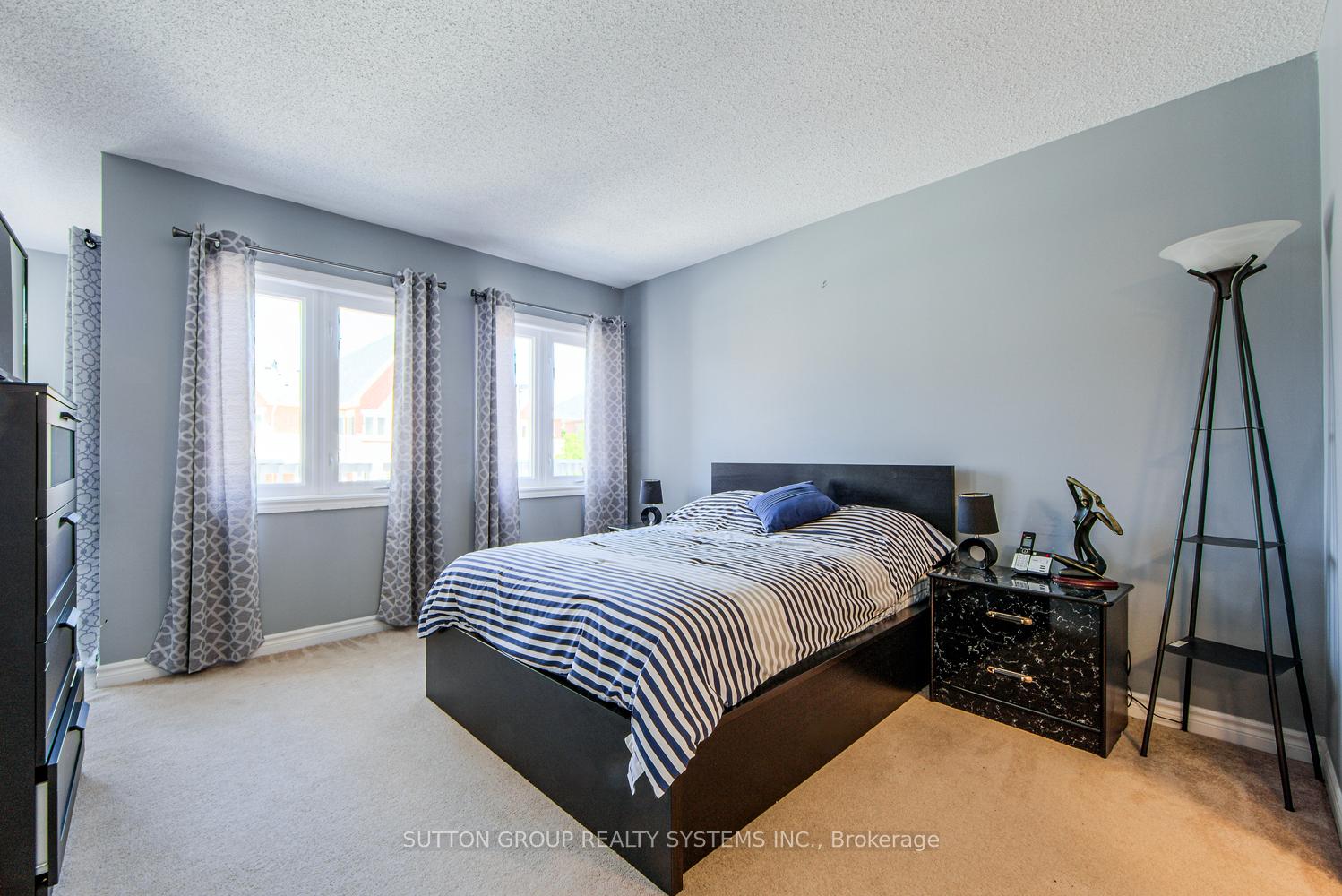 2 Bedrooms Condo at 1701 Lampman, Burlington For sale