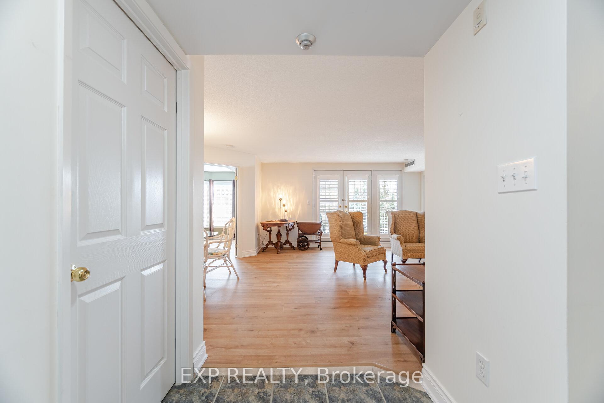 2 Bedrooms Condo at 216 Plains, Burlington For sale