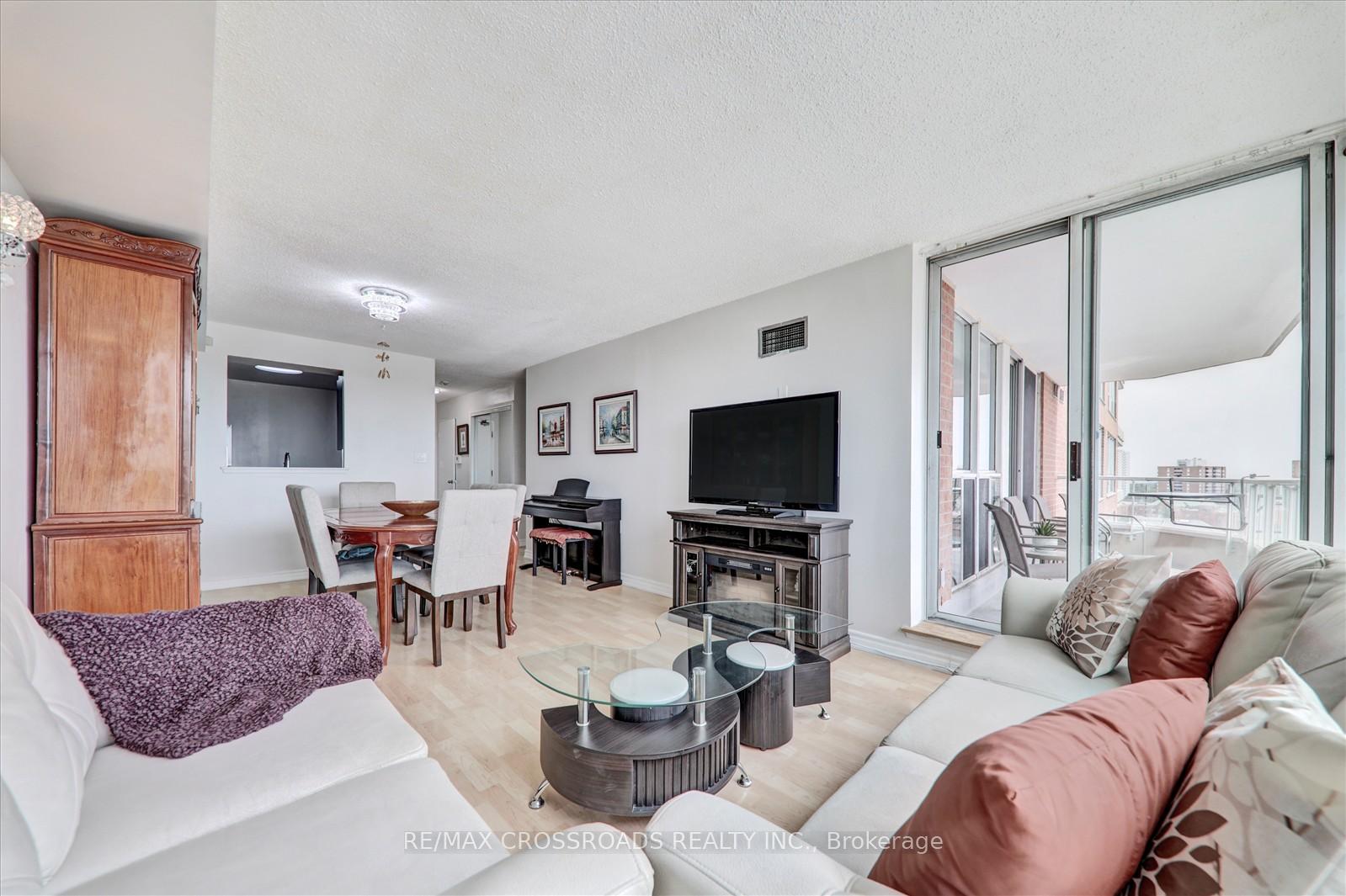 2 Bedrooms Condo at 400 Mclevin, Toronto For sale
