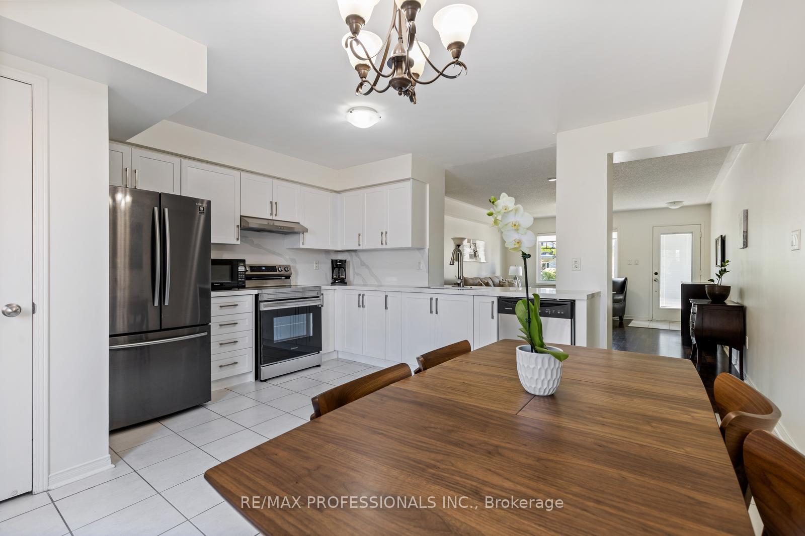 2 Bedrooms Condo at 3070 Thomas, Mississauga For sale