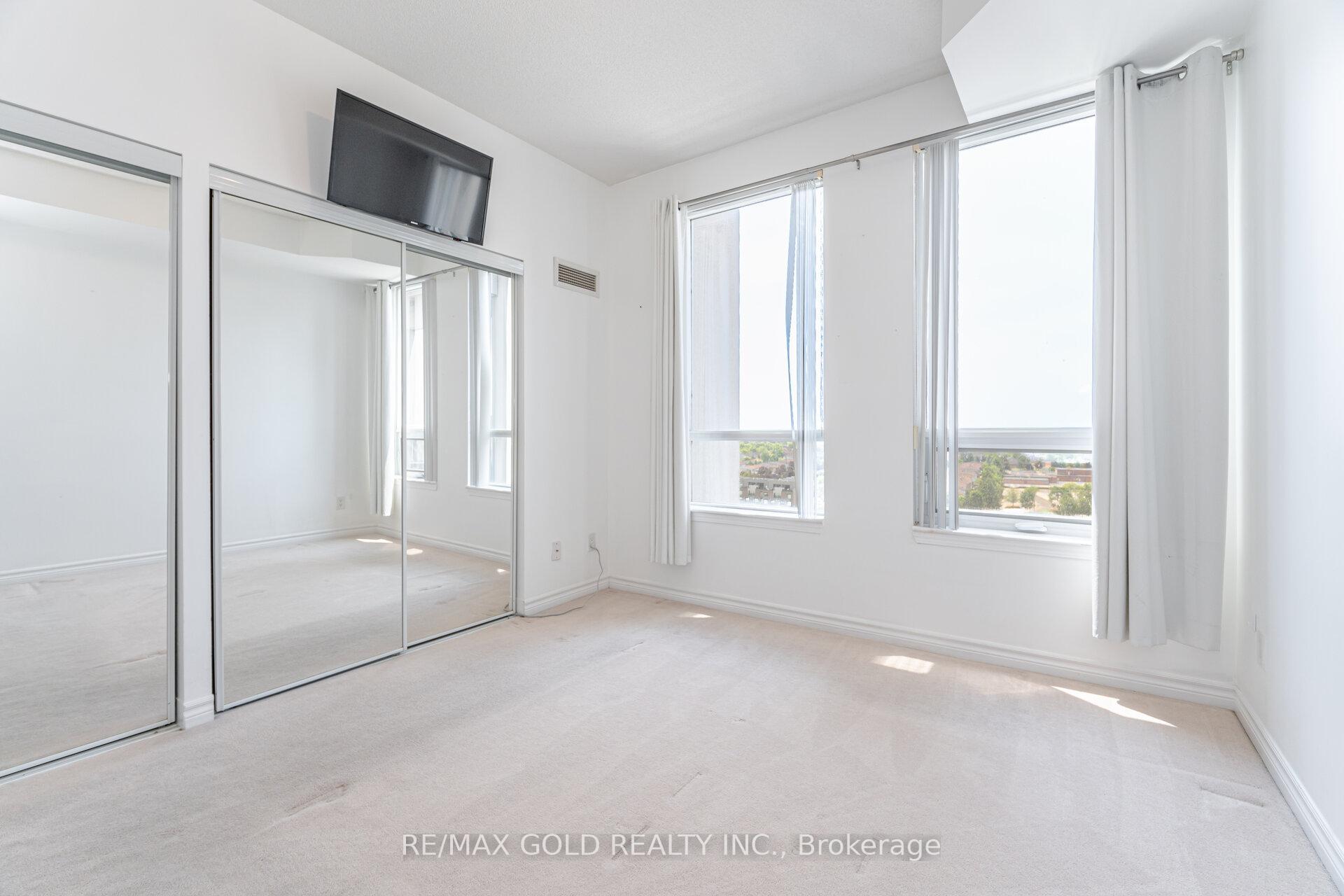 3 Bedrooms Condo at 388 Prince Of Wales, Mississauga For sale