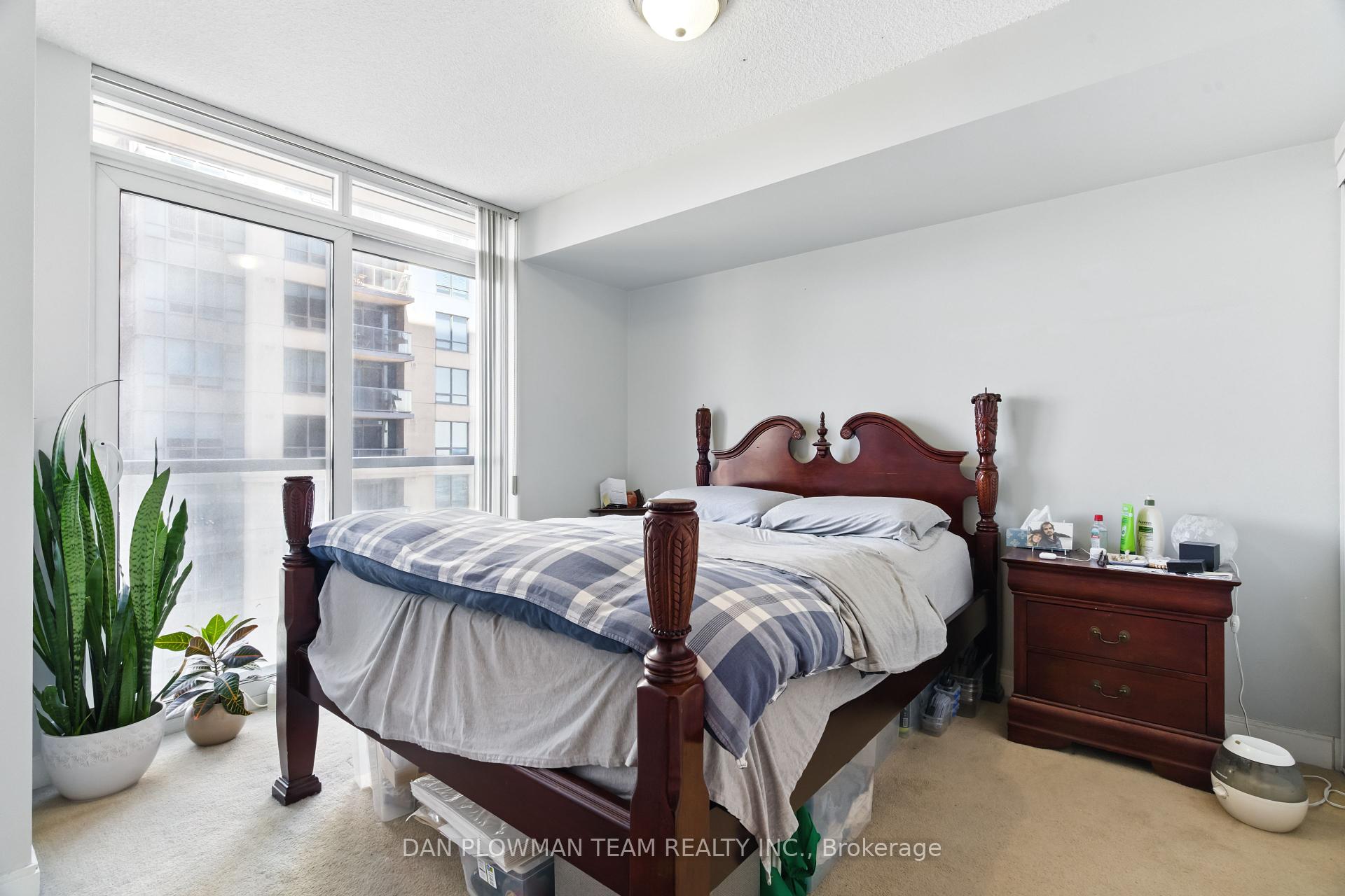 1 Bedroom Condo at 35 Viking, Toronto For sale