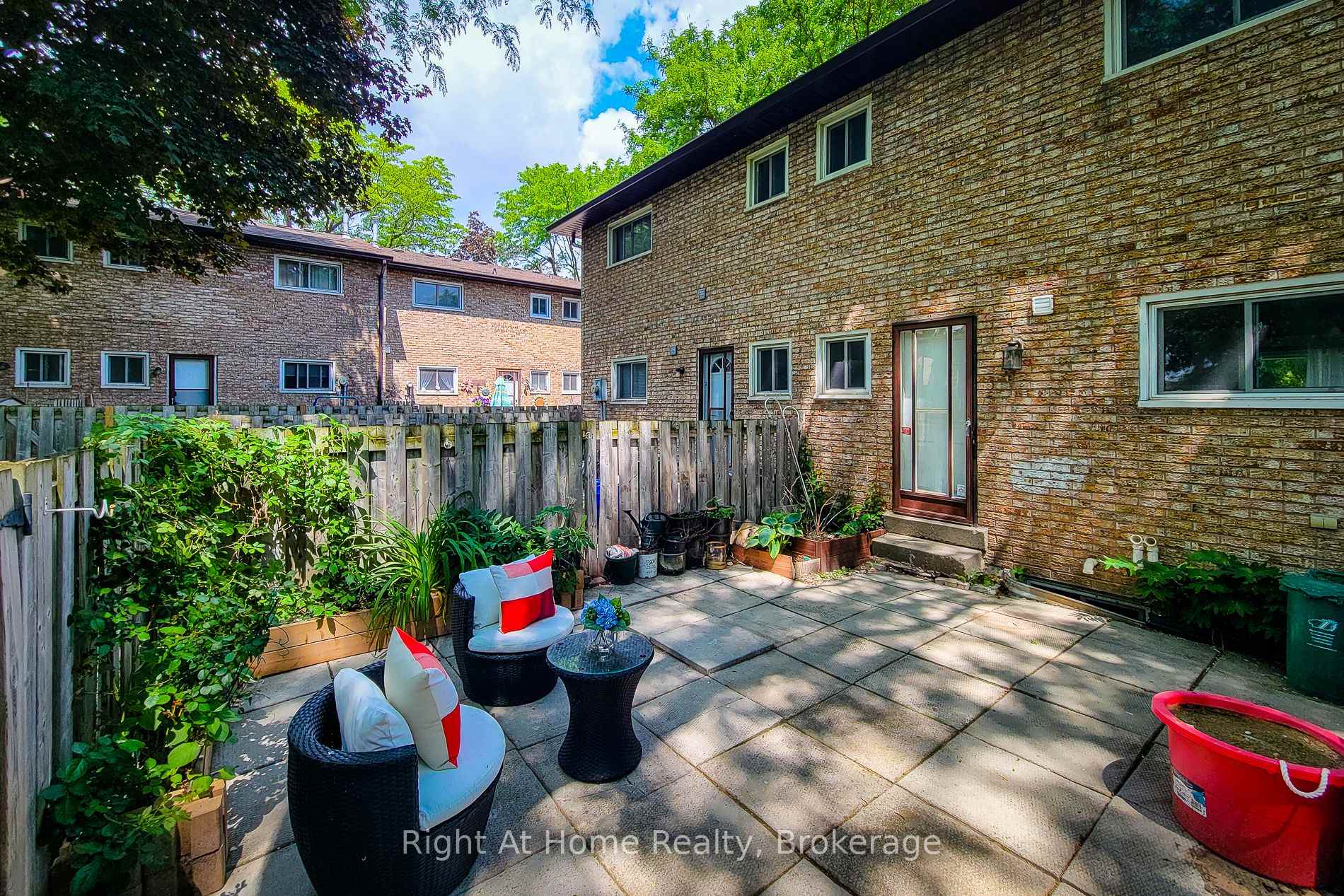 3 Bedrooms Condo at 8 Glenburn, Hamilton For sale