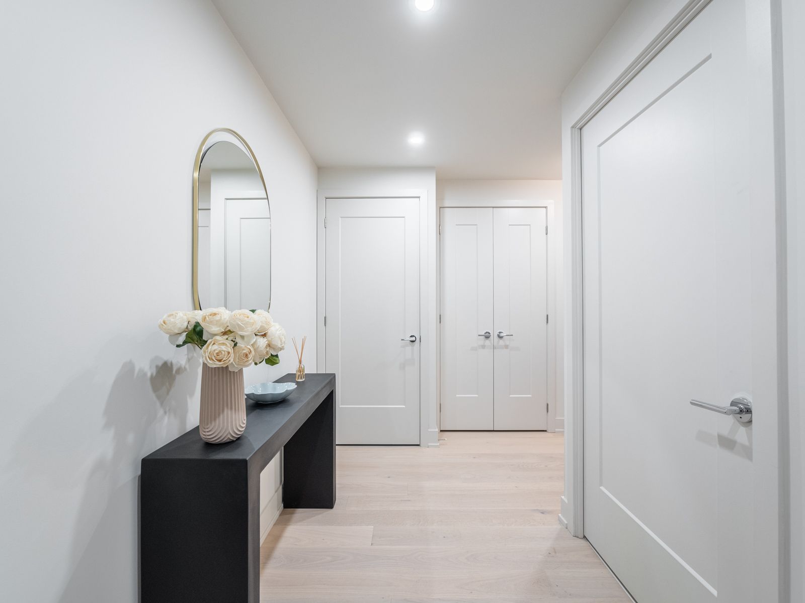 8 Manor Road W 711