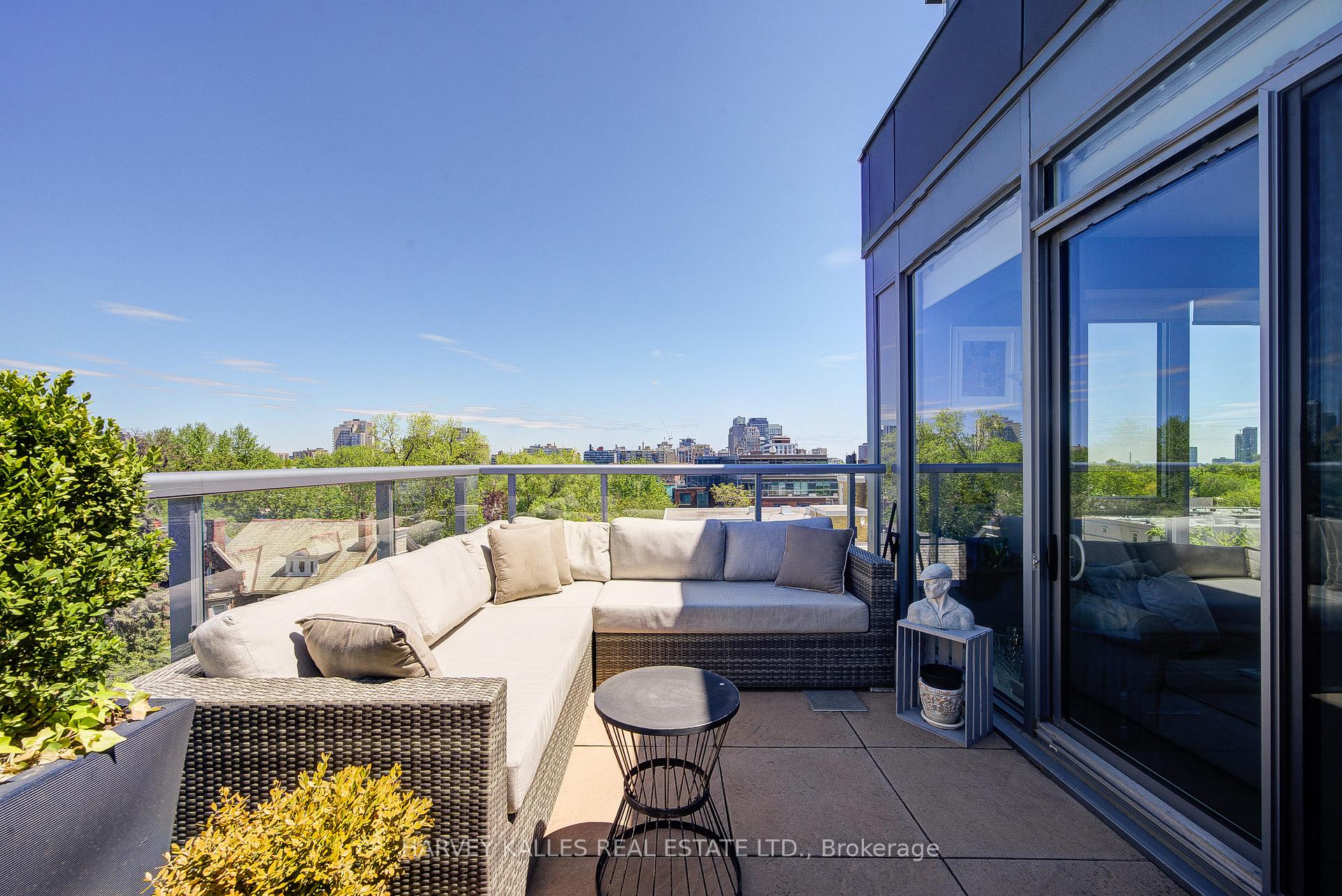 2 Bedrooms Condo at 6 Parkwood, Toronto For sale