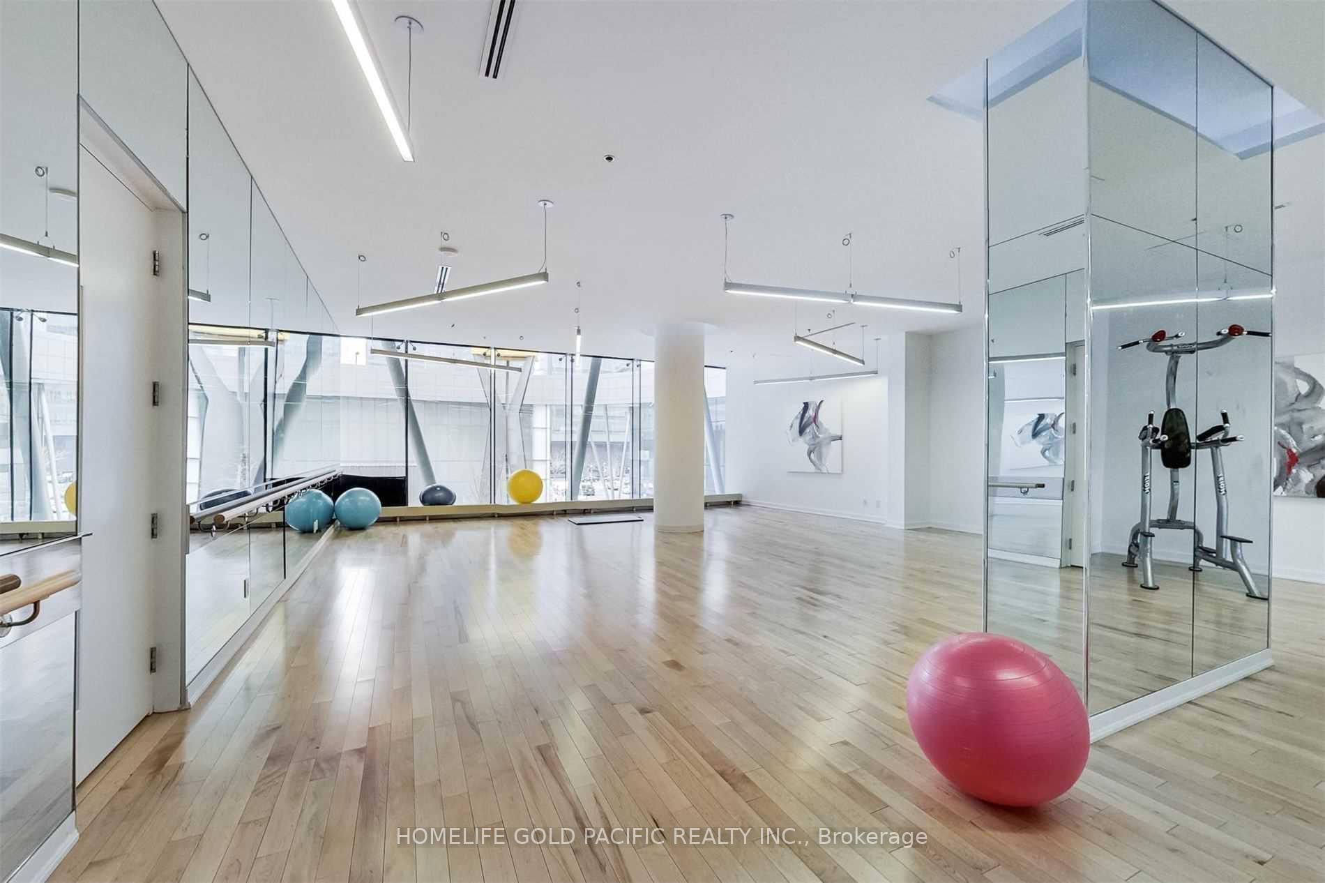 3 Bedrooms Condo at 14 York, Toronto For sale