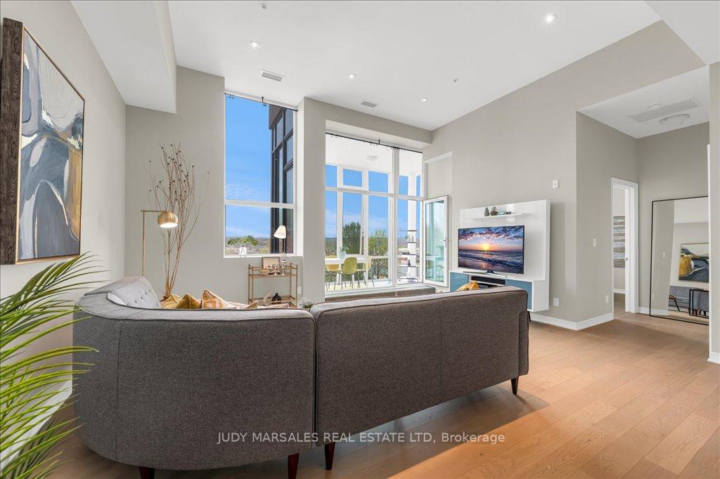 2 Bedrooms Condo at 50 Murray,  Hamilton For sale