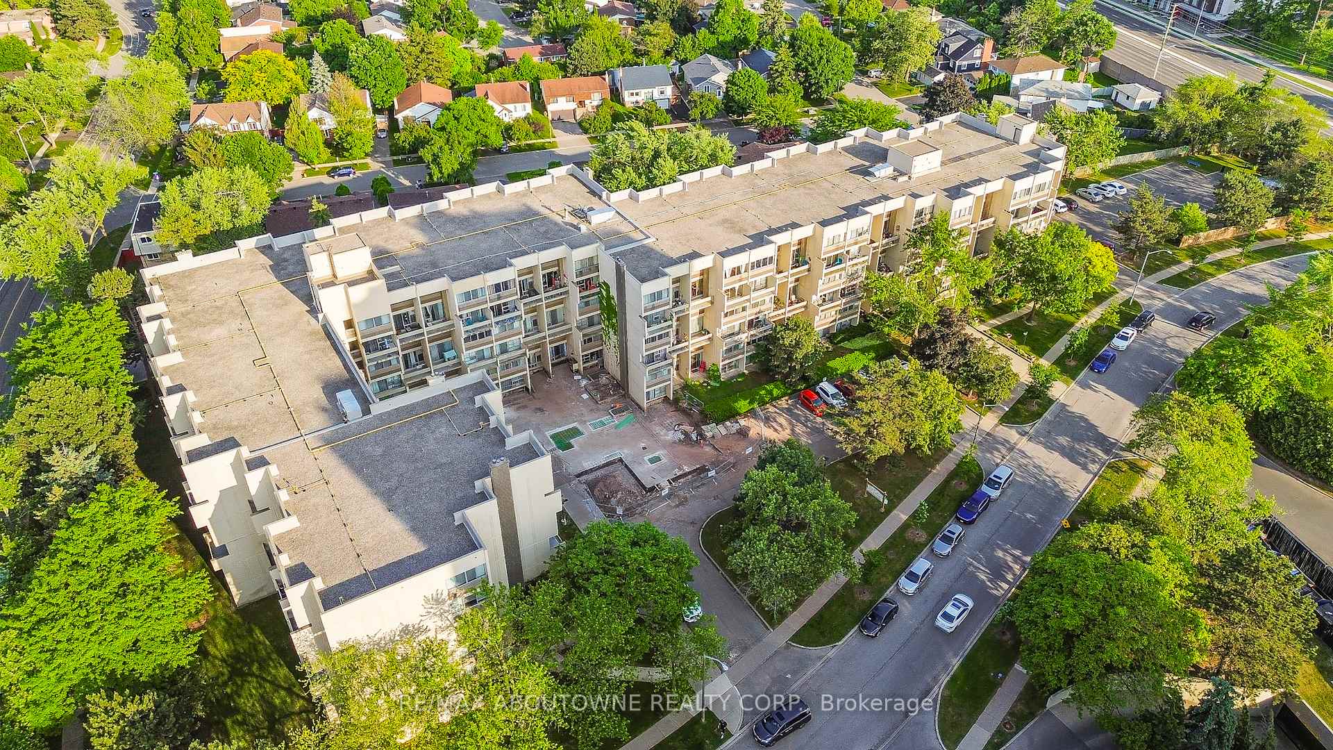 3 Bedrooms Condo at 1300 Marlborough, Oakville For sale