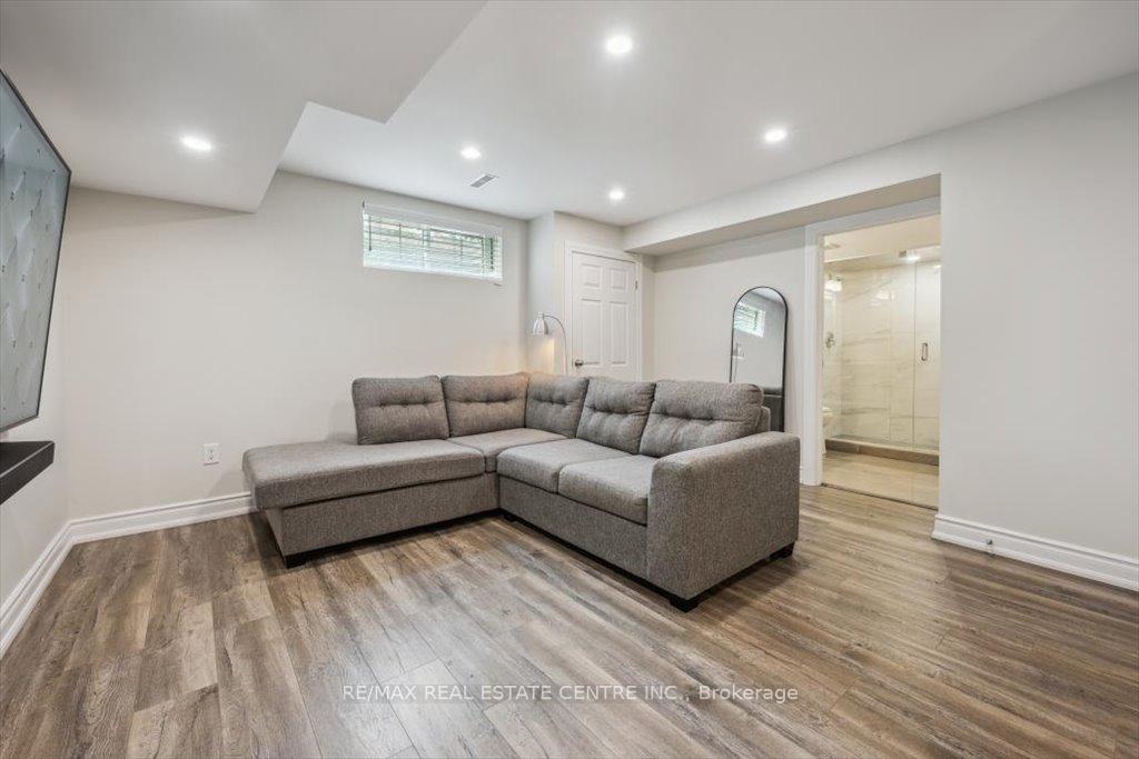 3 Bedrooms Condo at 5940 Glen Erin, Mississauga For sale