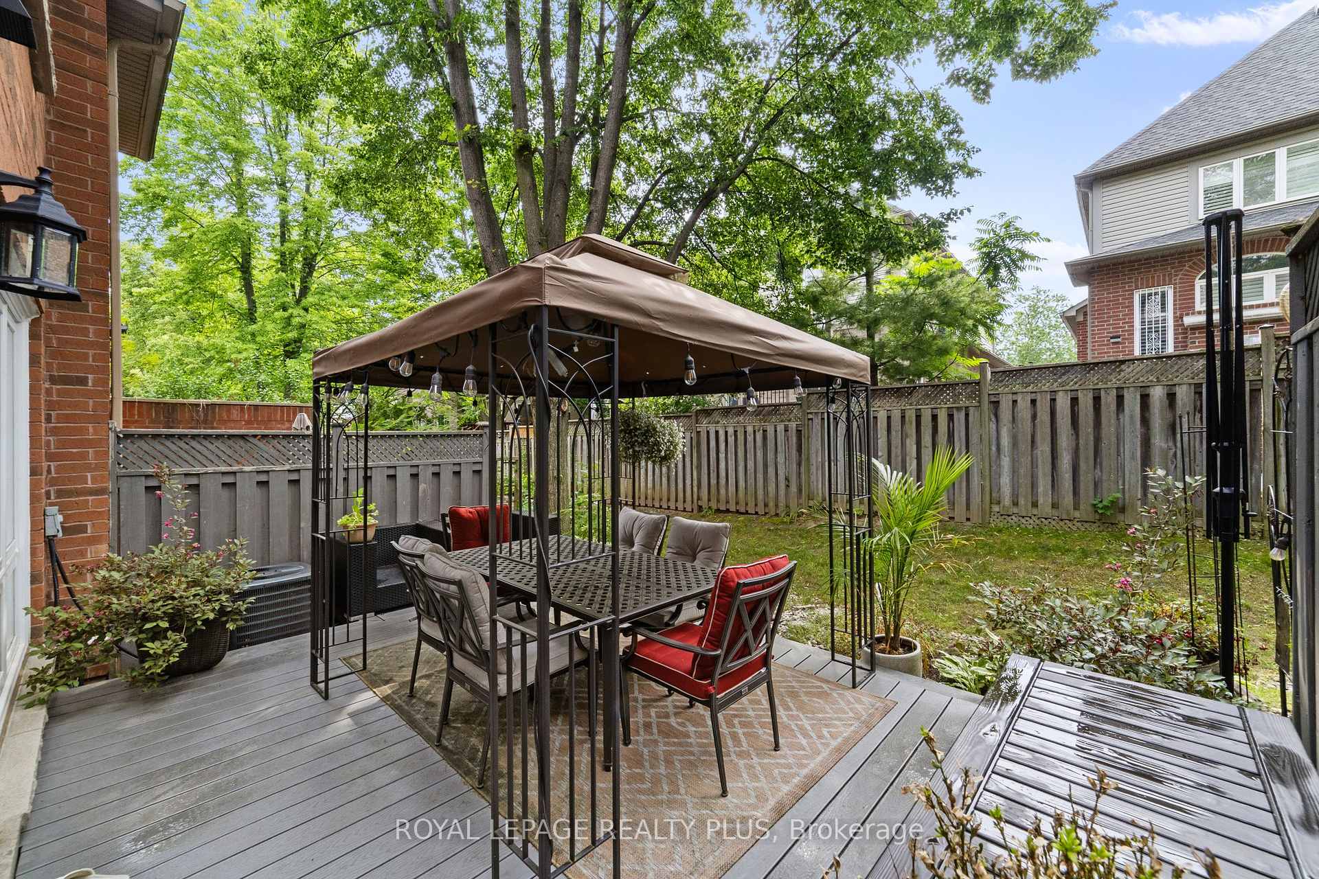 3 Bedrooms Condo at 928 Queen, Mississauga For sale