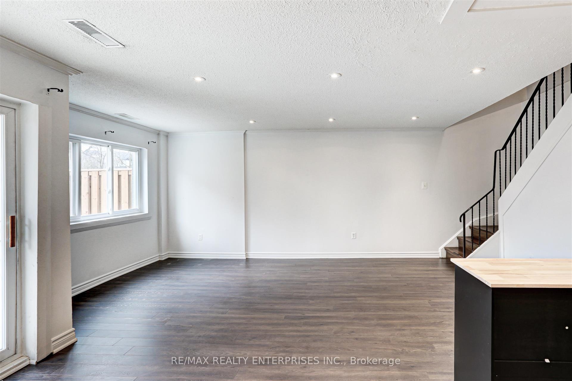3 Bedrooms Condo at 2001 Bonnymede, Mississauga For sale