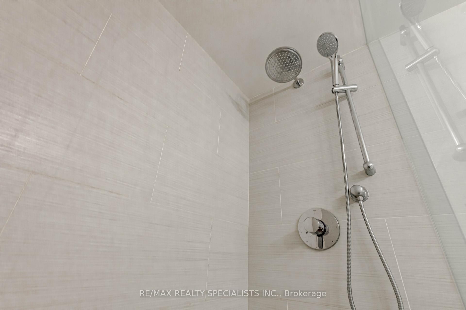 2 Bedrooms Condo at 32 Tannery, Mississauga For sale