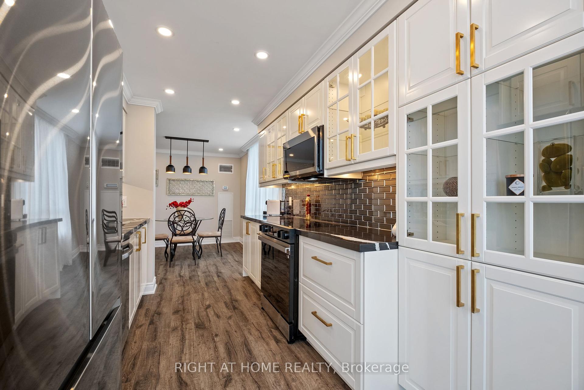 3 Bedrooms Condo at 120 Promenade,  Vaughan For sale