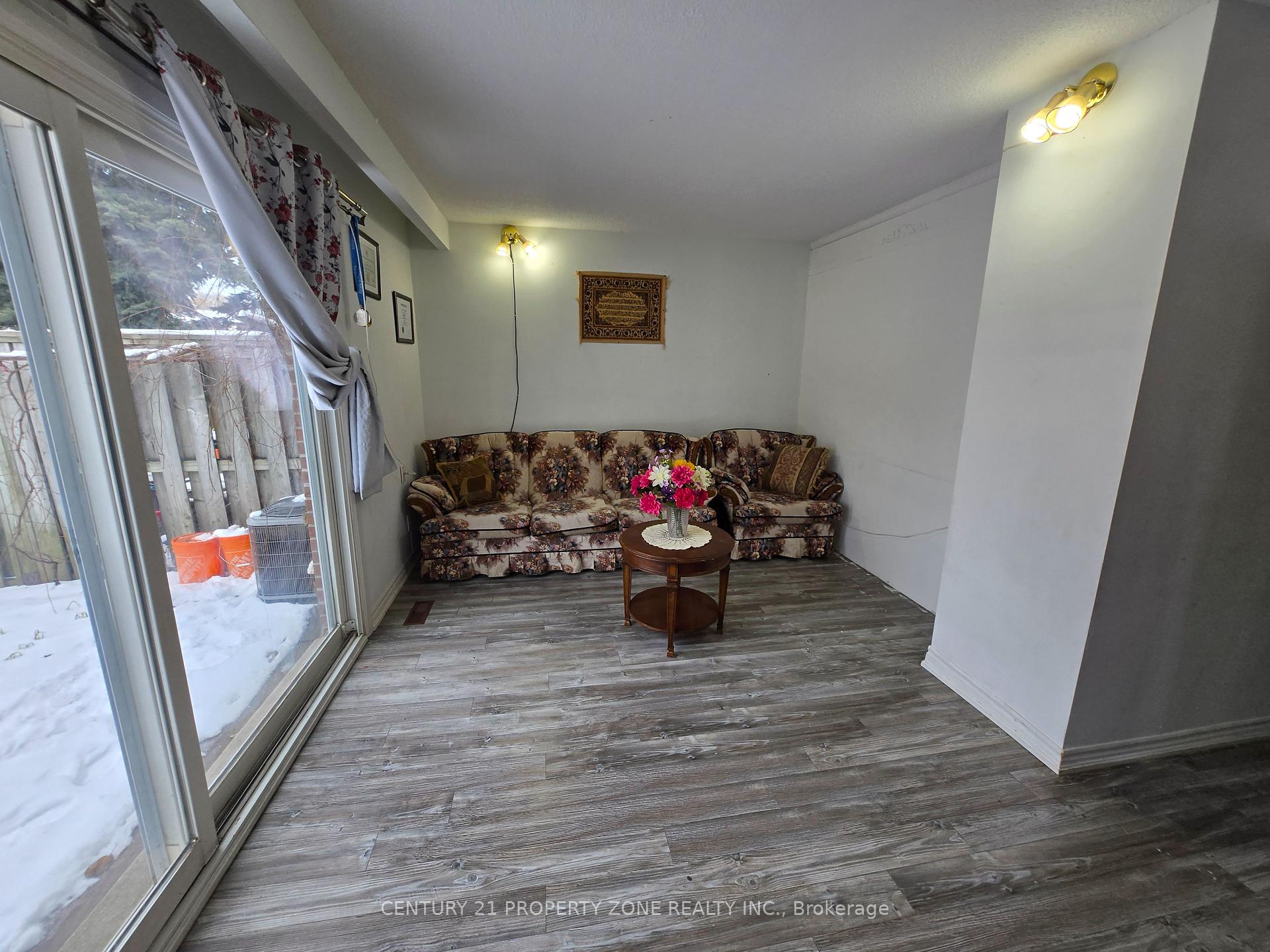 4 Bedrooms Condo at 3175 Kirwin, Mississauga For sale