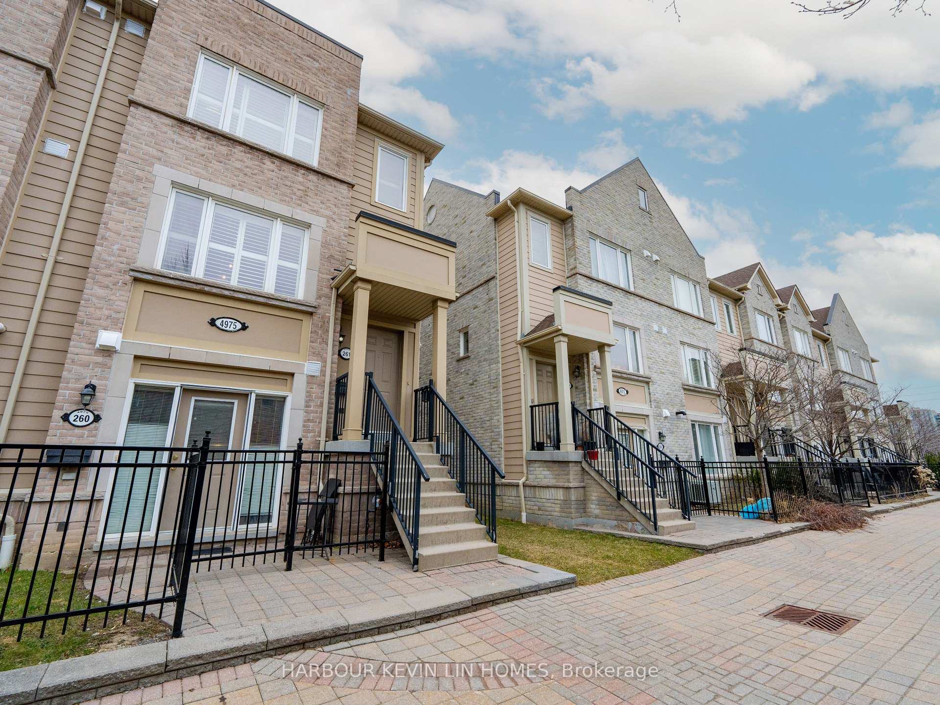 3 Bedrooms Condo at 4975 Southampton, Mississauga For sale