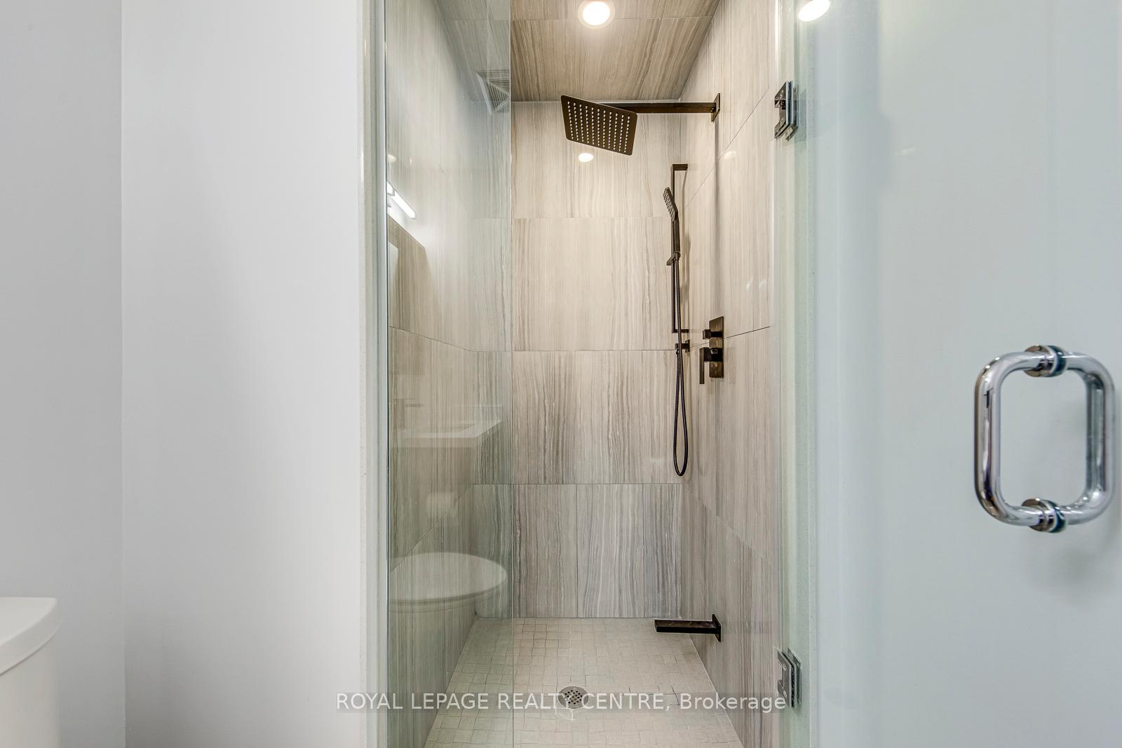2 Bedrooms Condo at 4633 Glen Erin, Mississauga For sale