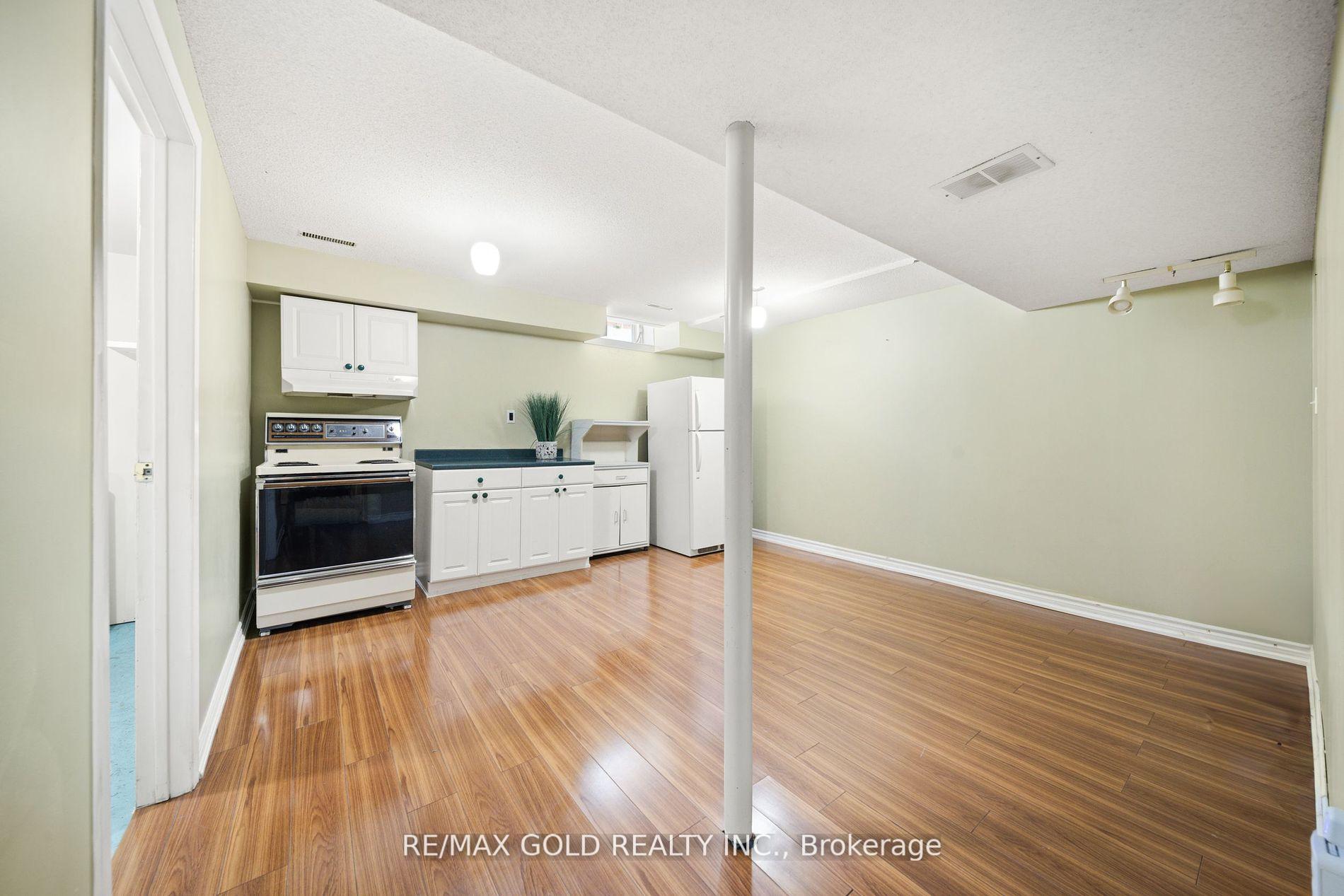 4 Bedrooms Condo at 1050 Shawnmarr, Mississauga For sale
