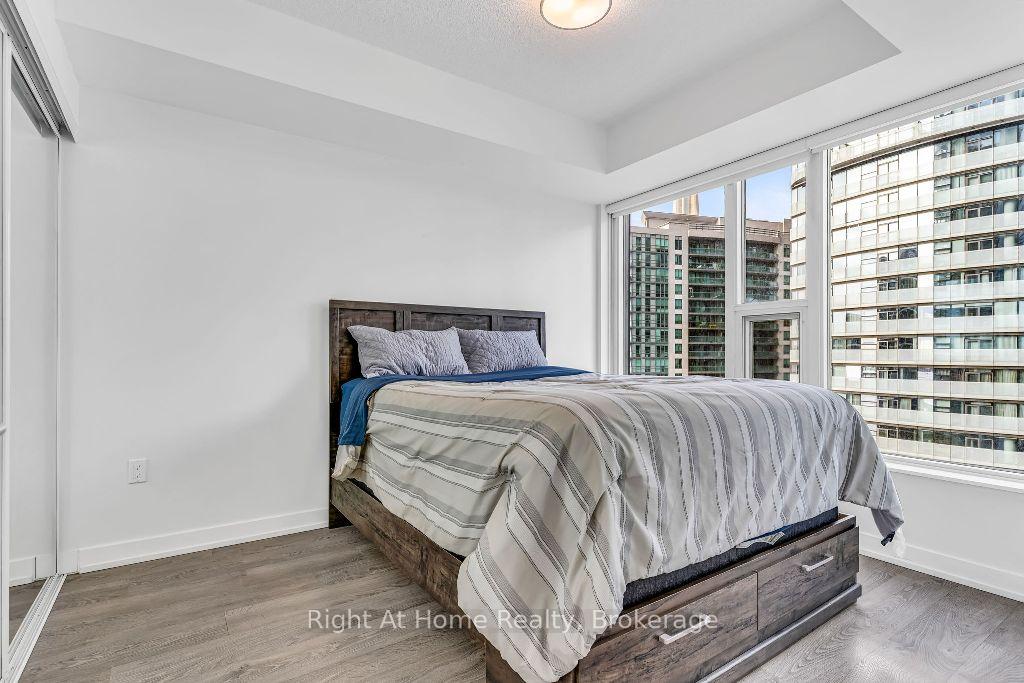 1 Bedroom Condo at 10 York,  Toronto For sale