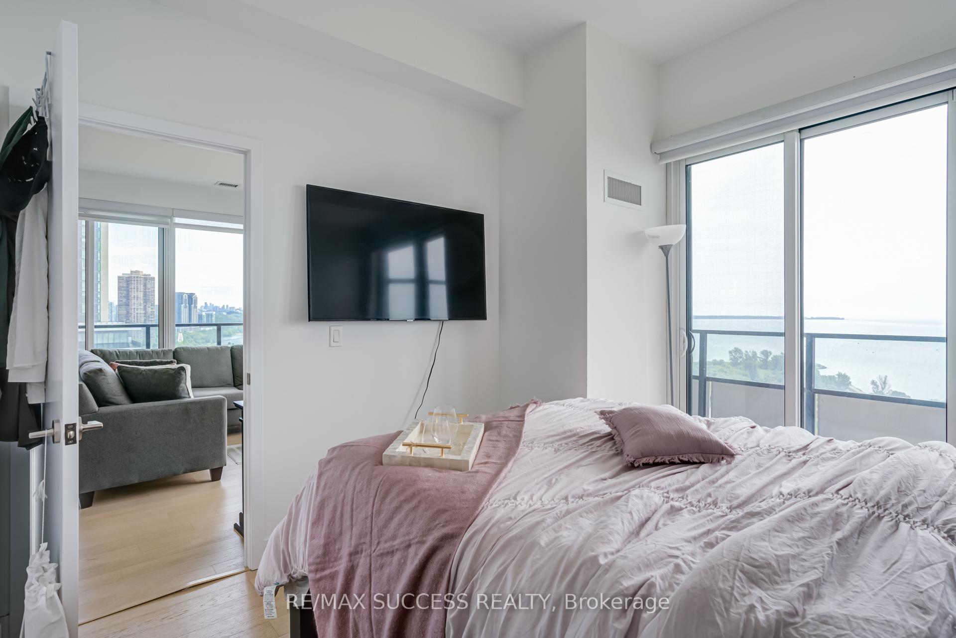 3 Bedrooms Condo at 20 Shore breeze, Toronto For sale