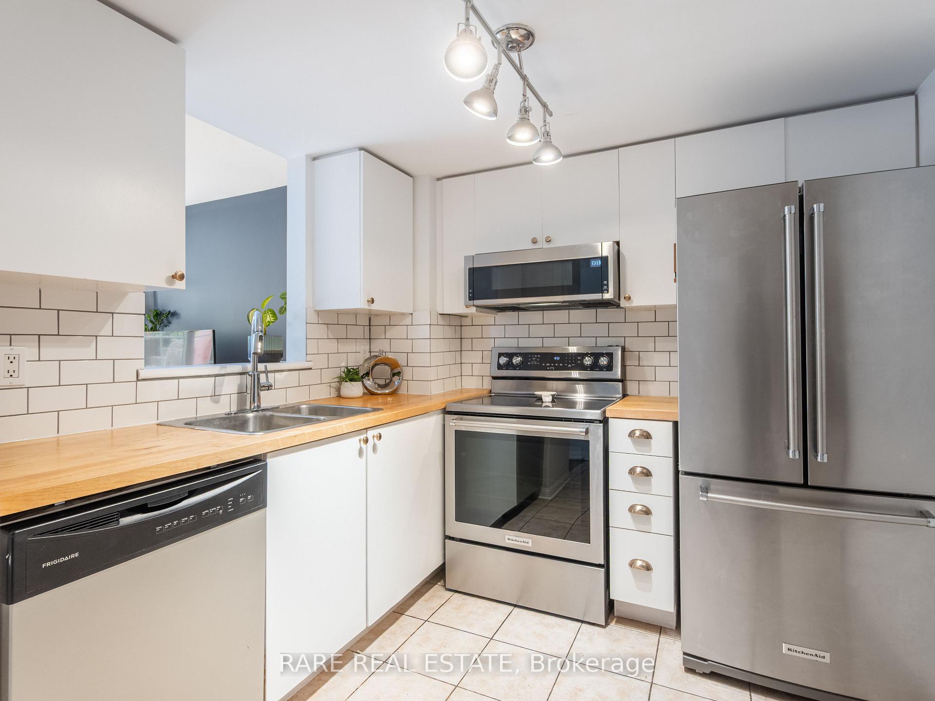 2 Bedrooms Condo at 60 Douro, Toronto For sale