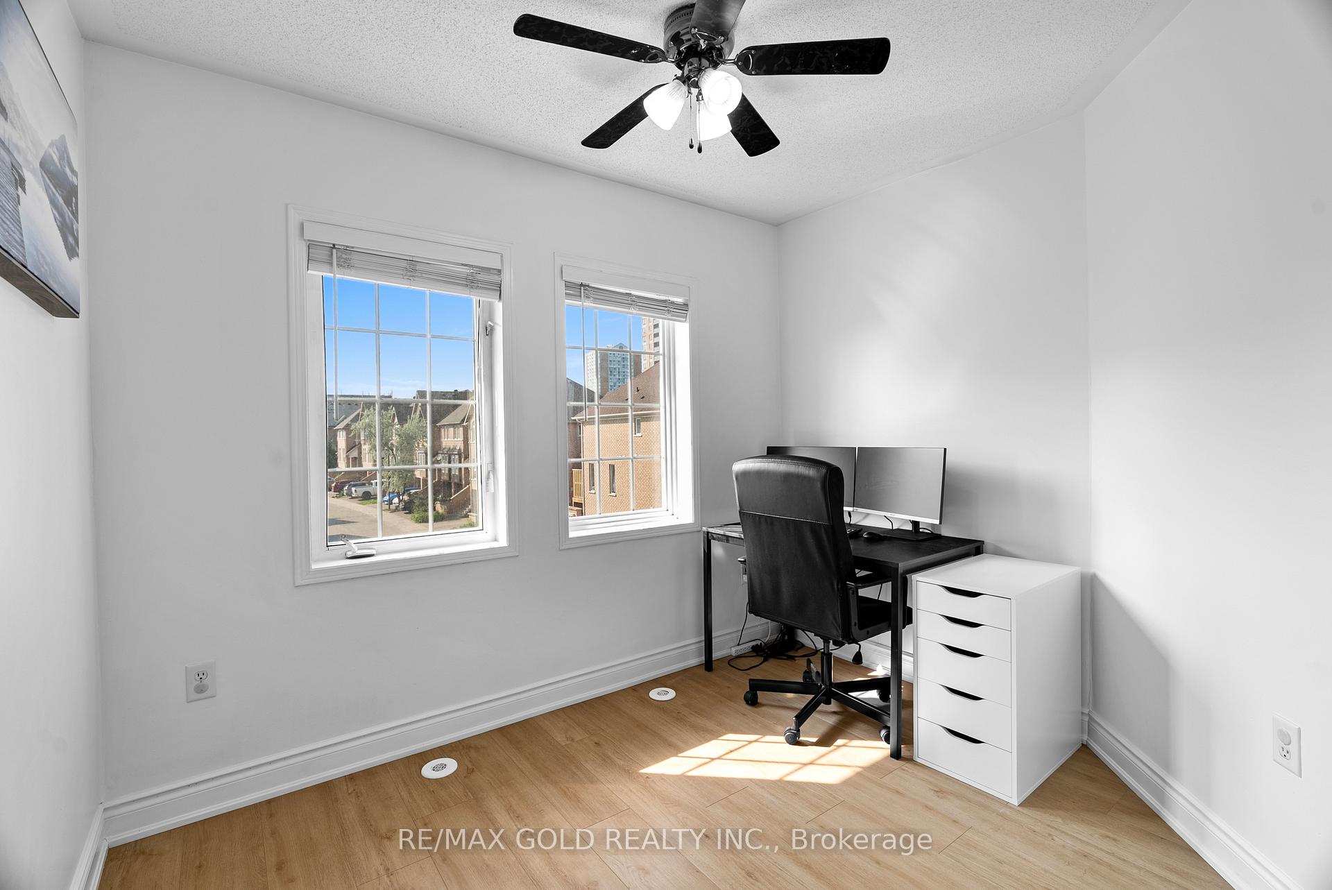 3 Bedrooms Condo at 50 Strathaven, Mississauga For sale