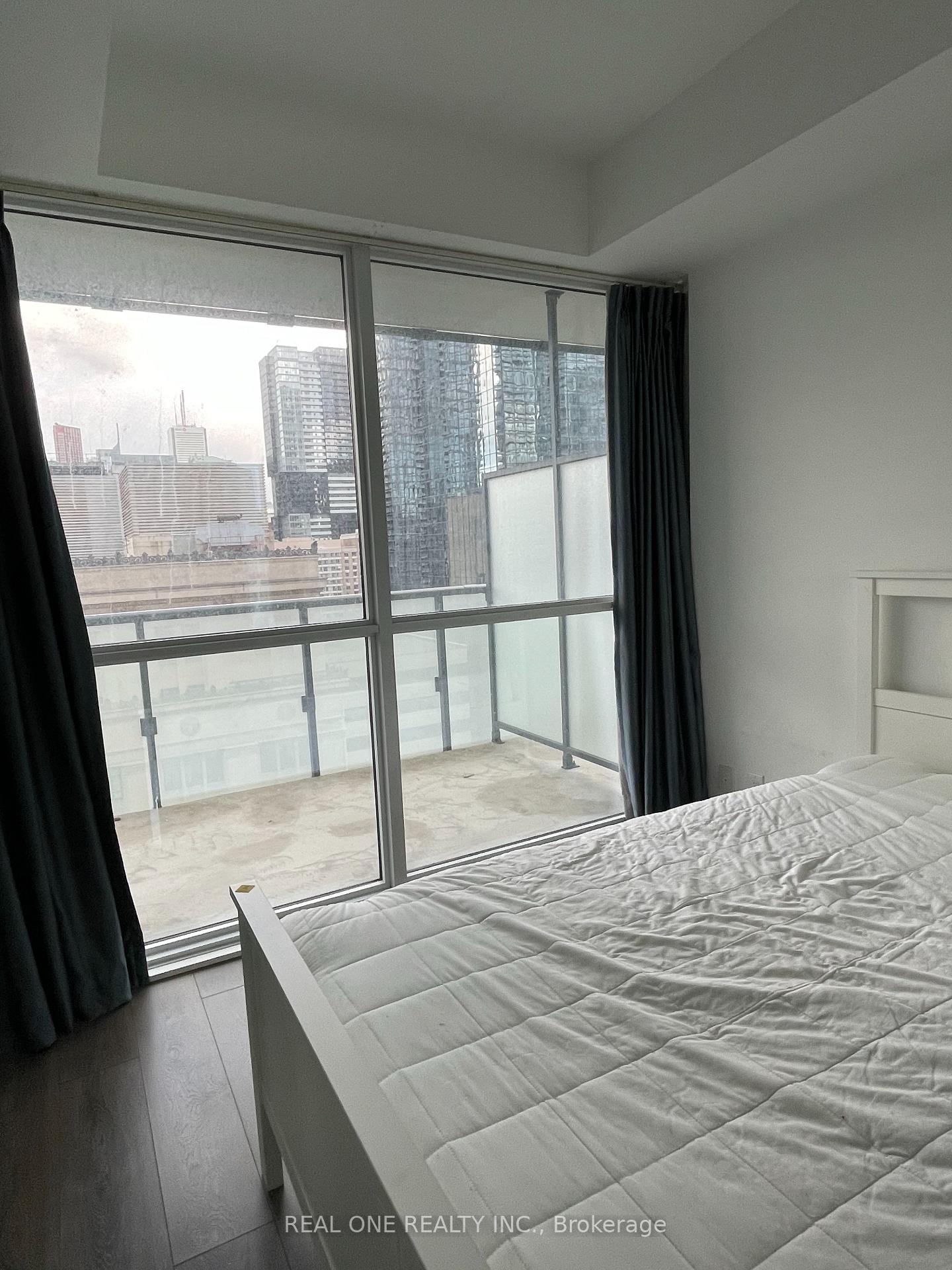 2 Bedrooms Condo at 15 Grenville, Toronto For sale