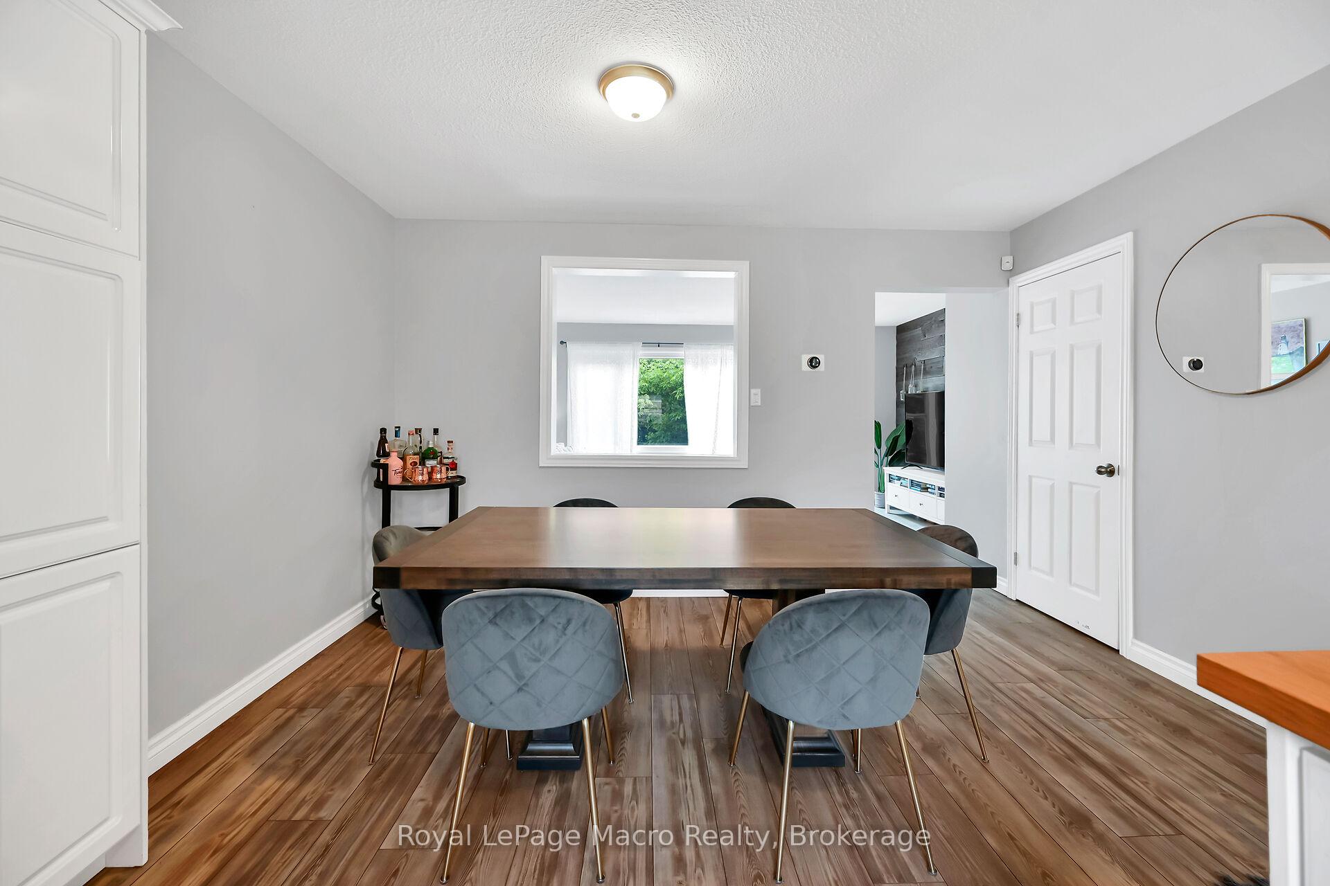 3 Bedrooms Condo at 10 Angus, Hamilton For sale