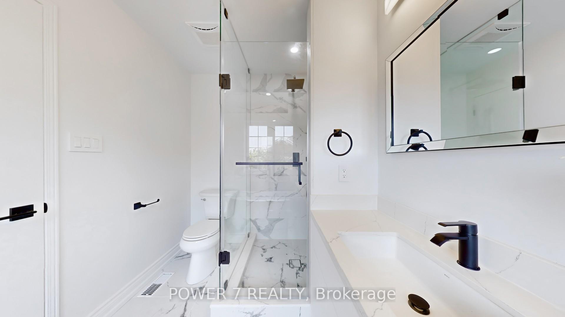 3 Bedrooms Condo at 2665 Thomas, Mississauga For sale