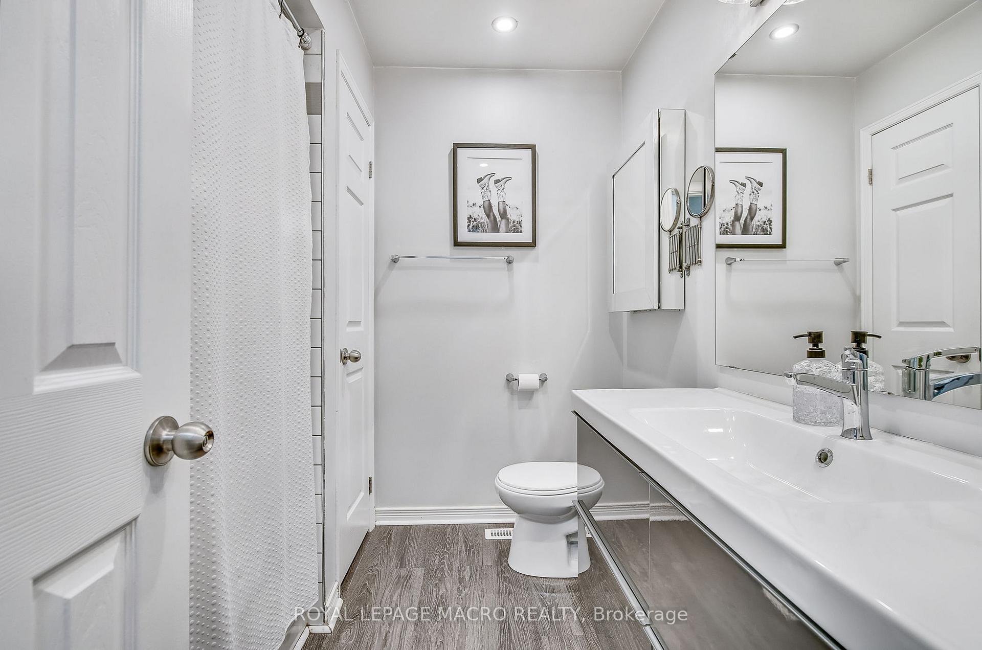 4 Bedrooms Condo at 2055 Walkers, Burlington For sale