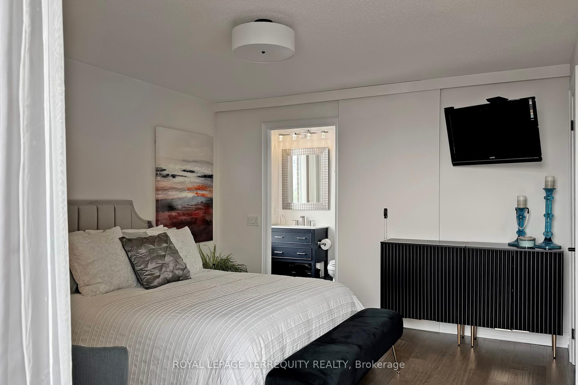 3 Bedrooms Condo at 2 Clairtrell, Toronto For sale