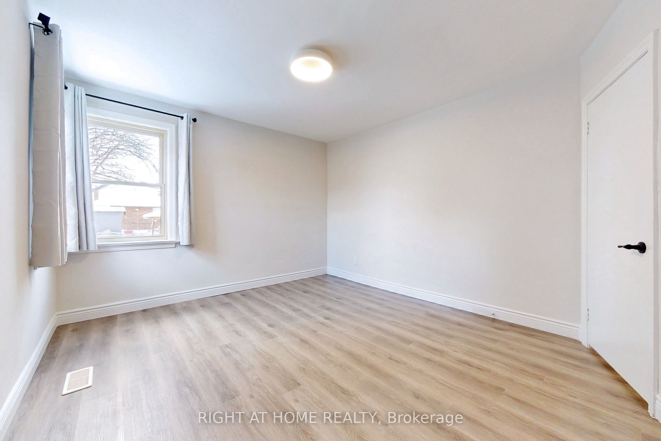 7 Rothwell Road, #Main