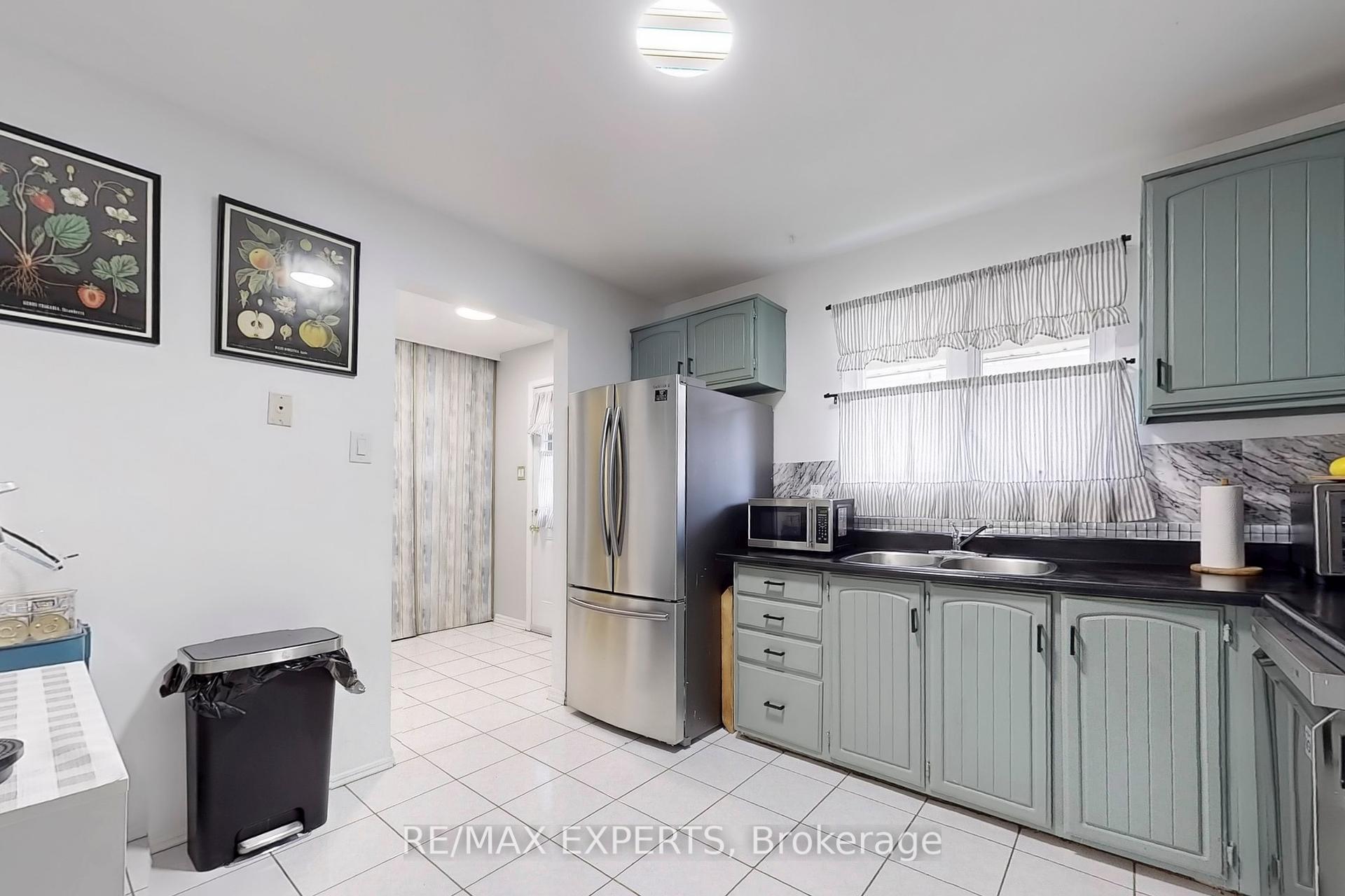 4 Bedrooms Condo at 270 Timberbank, Toronto For sale