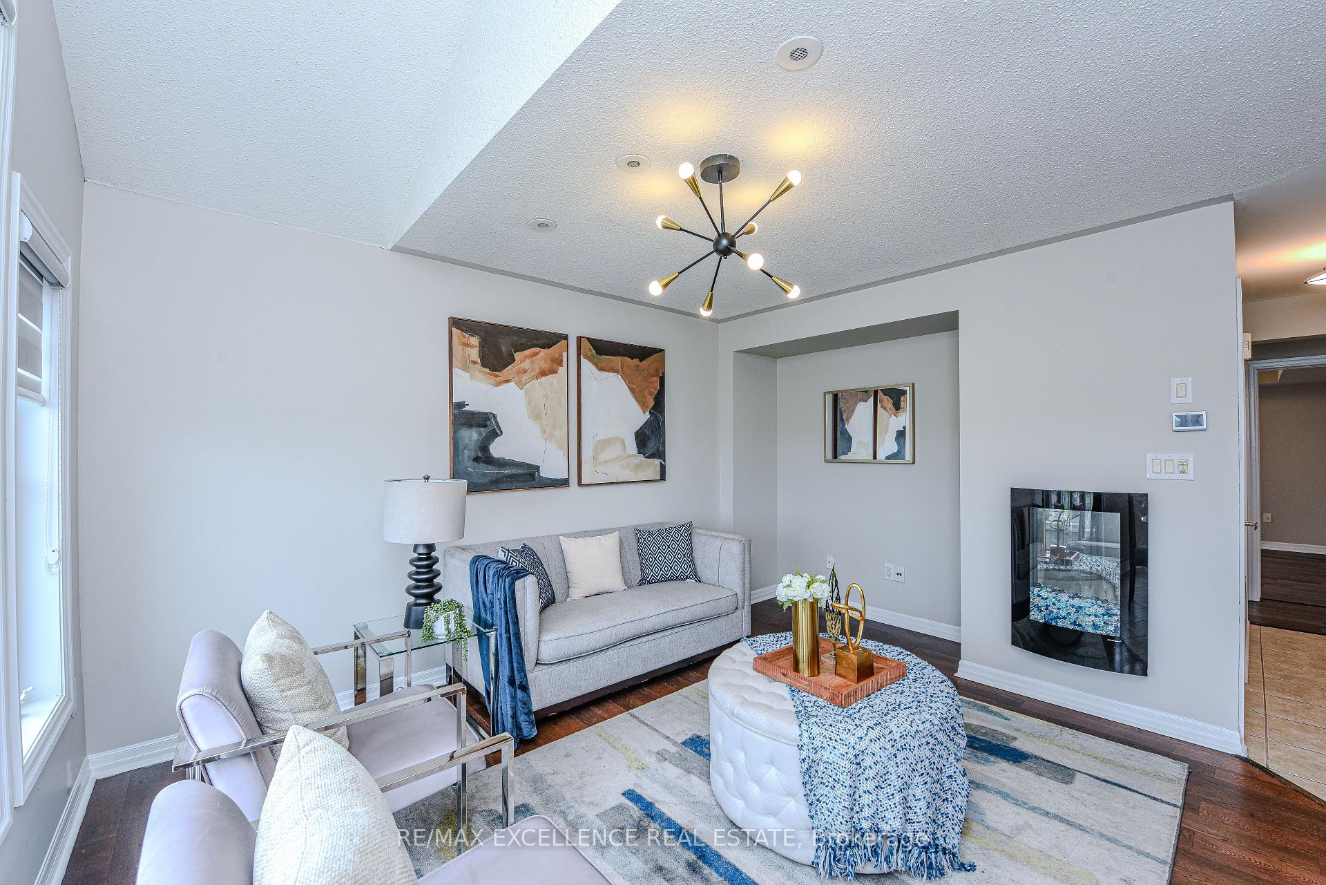 3 Bedrooms Condo at 599 Dundas, Mississauga For sale