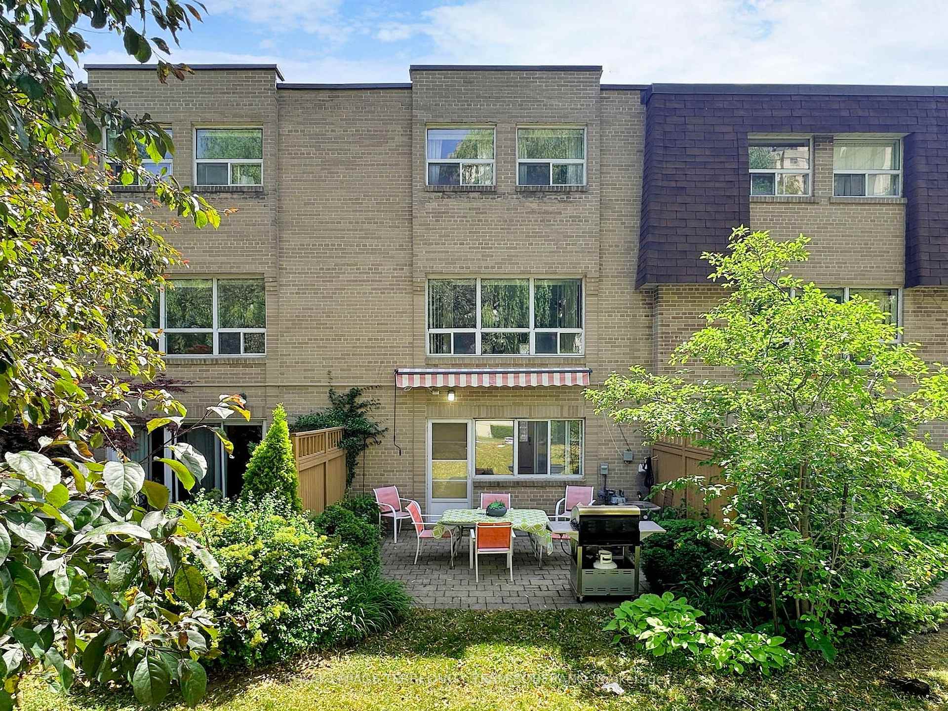 3 Bedrooms Condo at 8 Village Greenway, Toronto For sale
