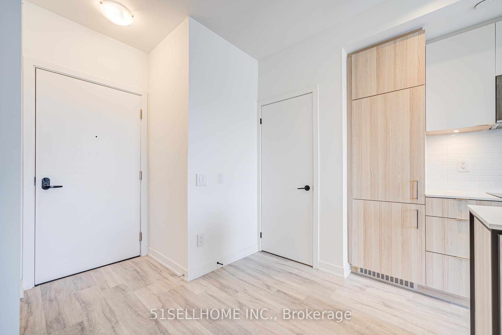 2 Bedrooms Condo at 215 Lakeshore,  Mississauga For sale