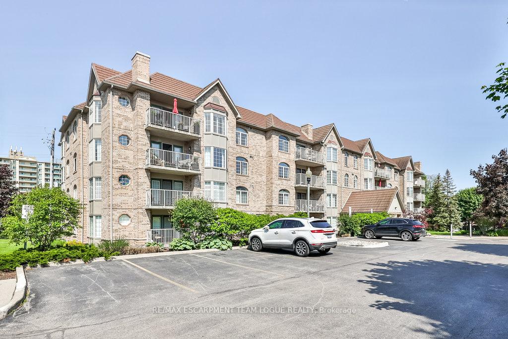 2 Bedrooms Condo at 216 Plains Road West, Burlington For sale