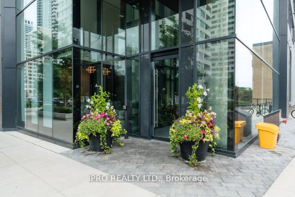 2 Bedrooms Condo at 11 Lillian, Toronto For sale