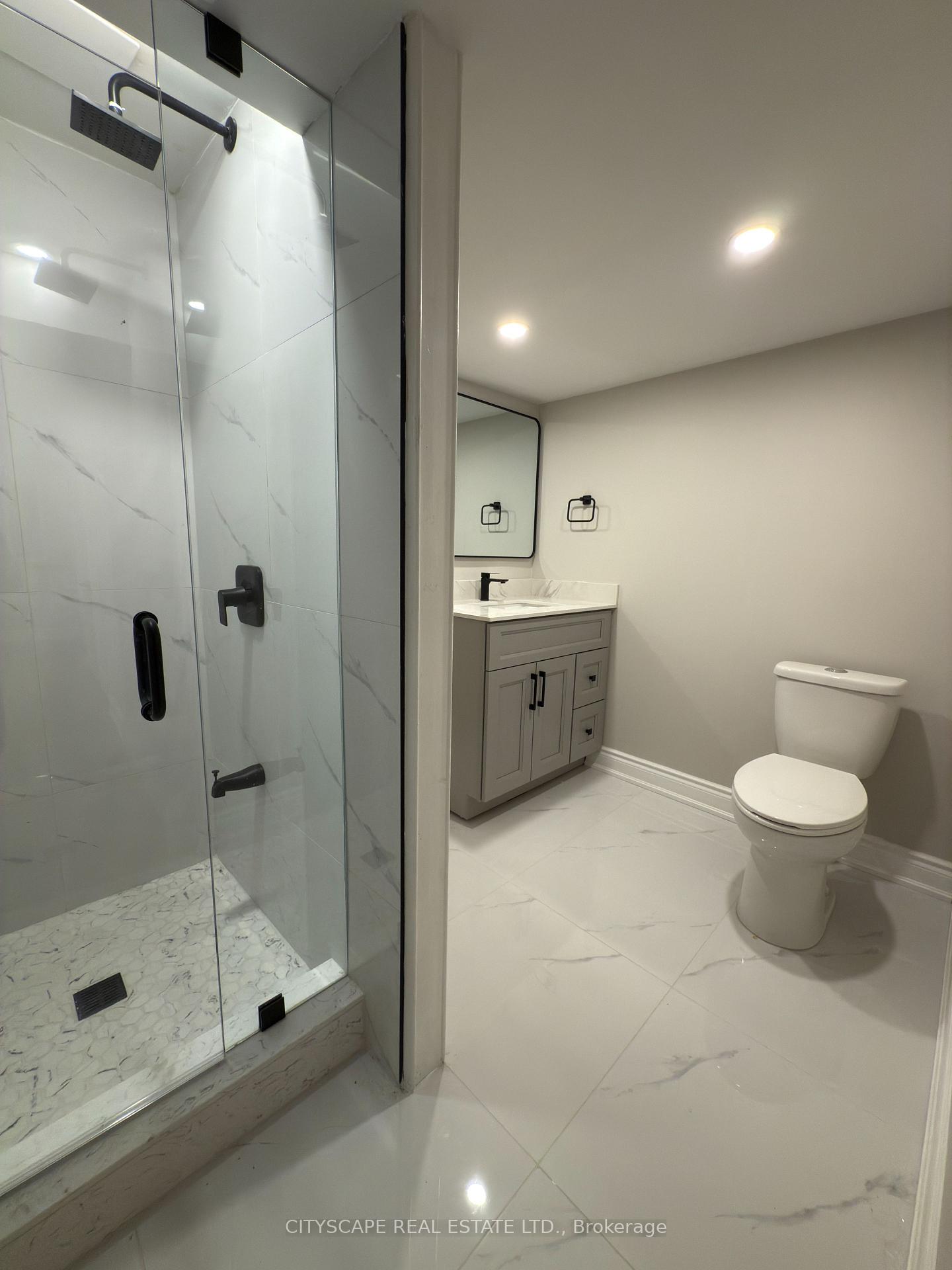 4 Bedrooms Condo at 5659 Glen Erin, Mississauga For sale